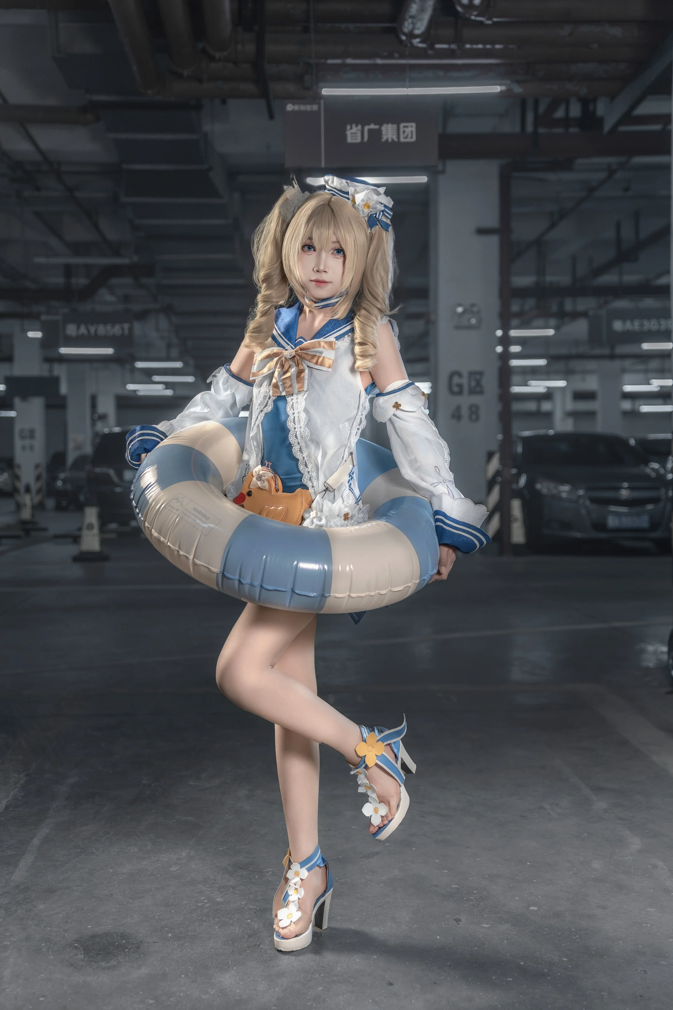 【芭芭拉cos】原神水手服出片，捕捉地下车库的治愈瞬间 - 第 2 张