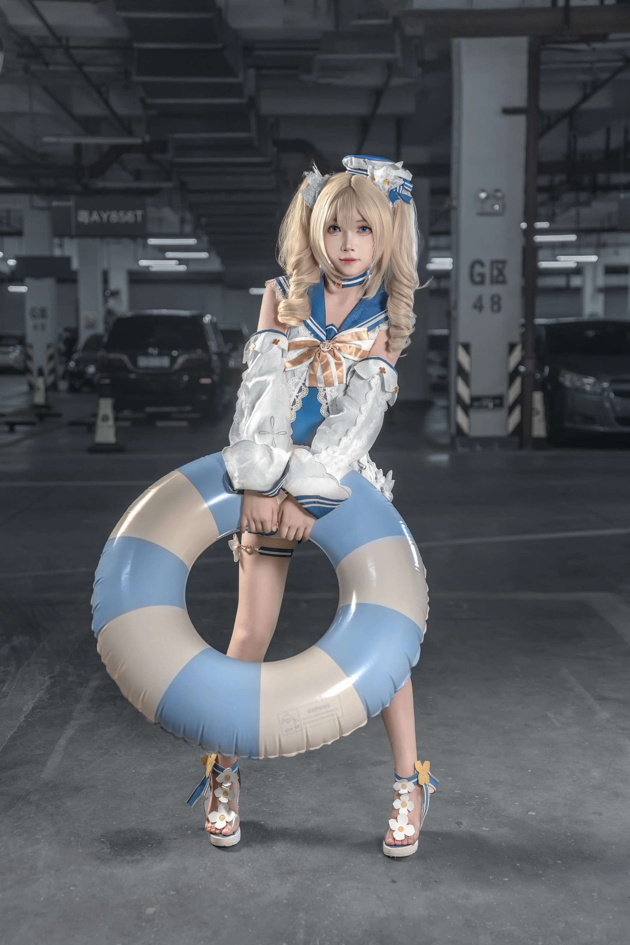 【芭芭拉cos】原神水手服出片，捕捉地下车库的治愈瞬间 - 第 3 张