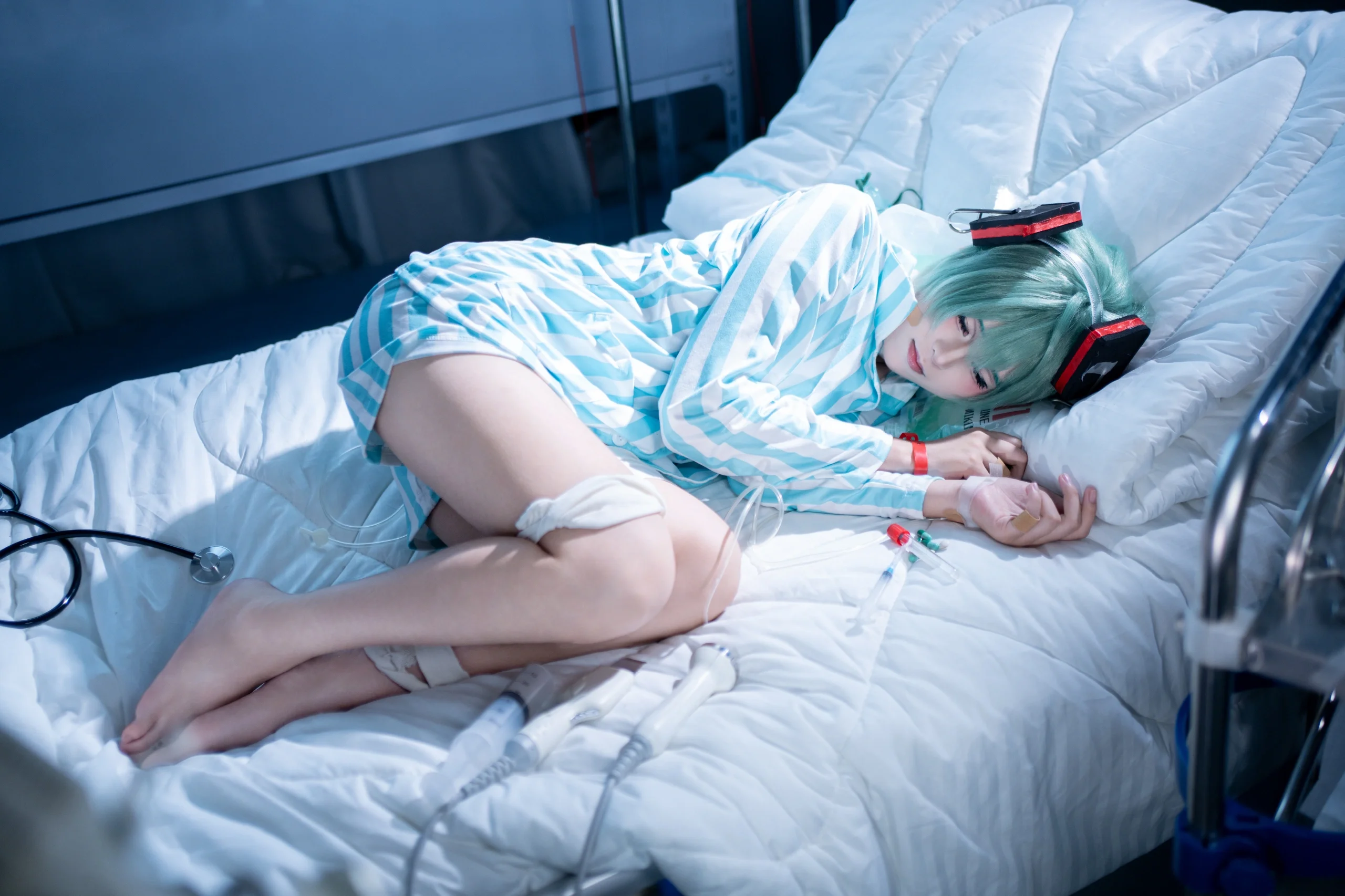 【初音未来cos】病音未来，蓝白病号服与医疗器械的叙事 - 第 3 张