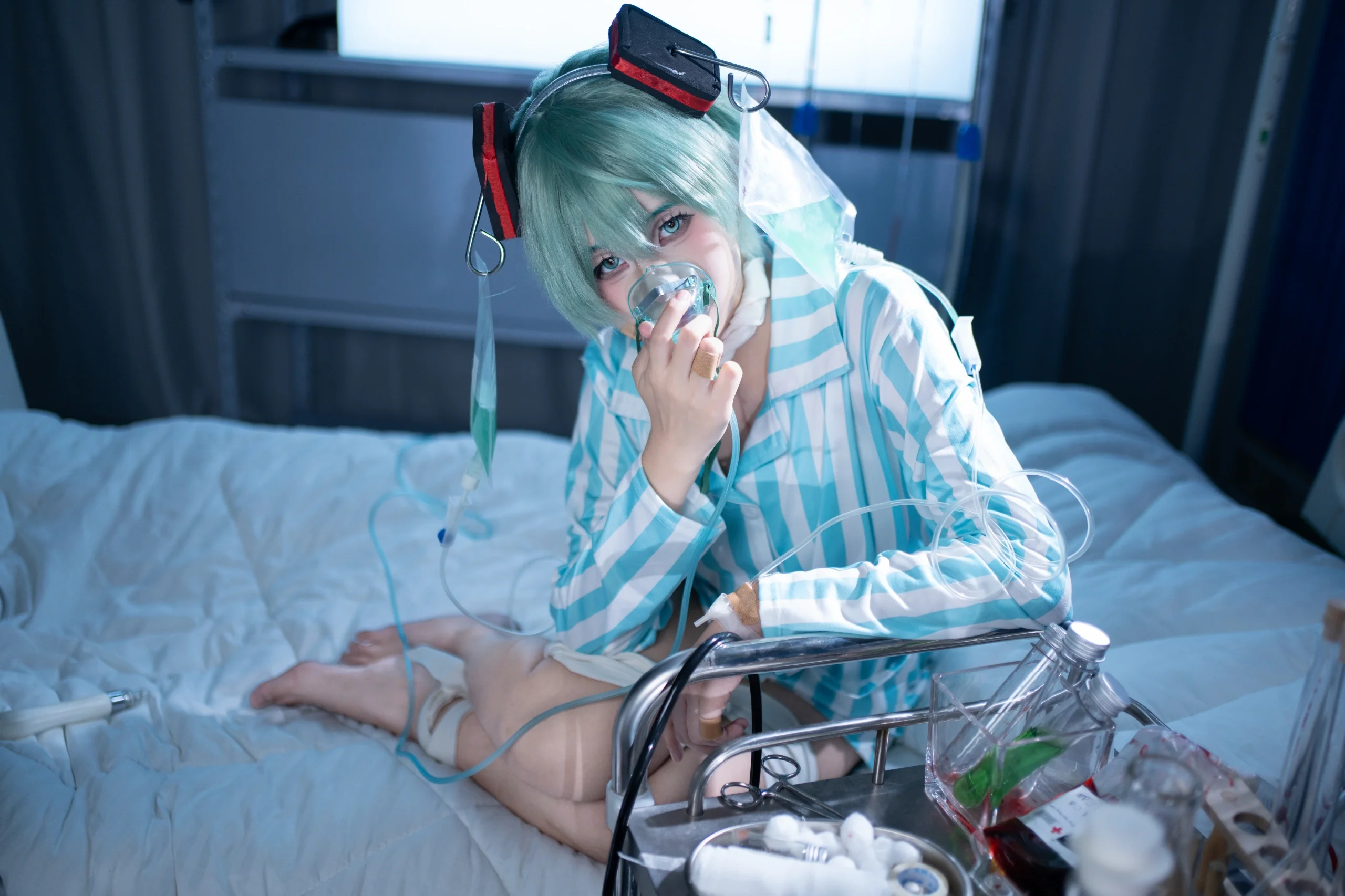 【初音未来cos】病音未来，蓝白病号服与医疗器械的叙事 - 第 4 张