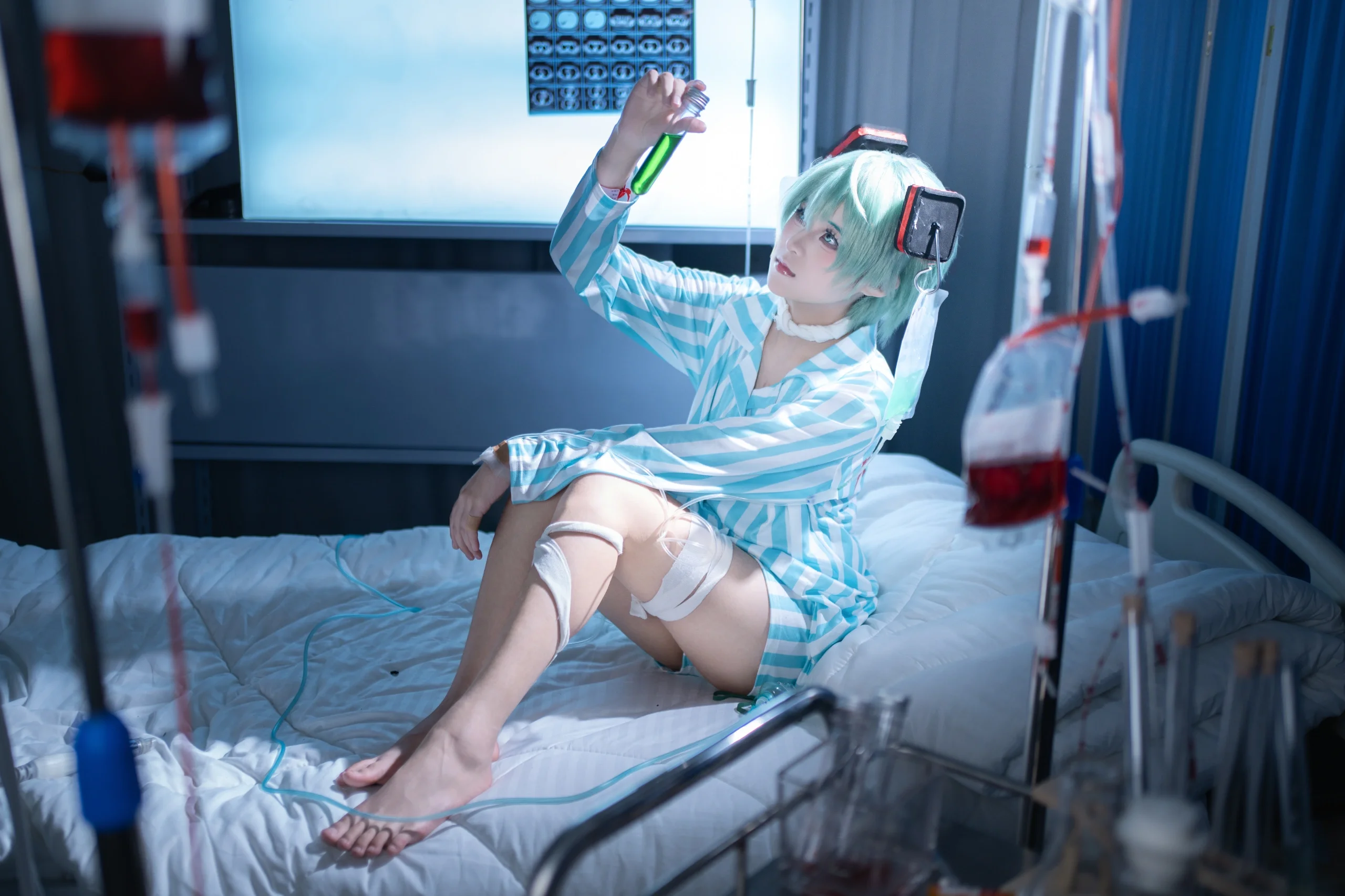 【初音未来cos】病音未来，蓝白病号服与医疗器械的叙事 - 第 5 张