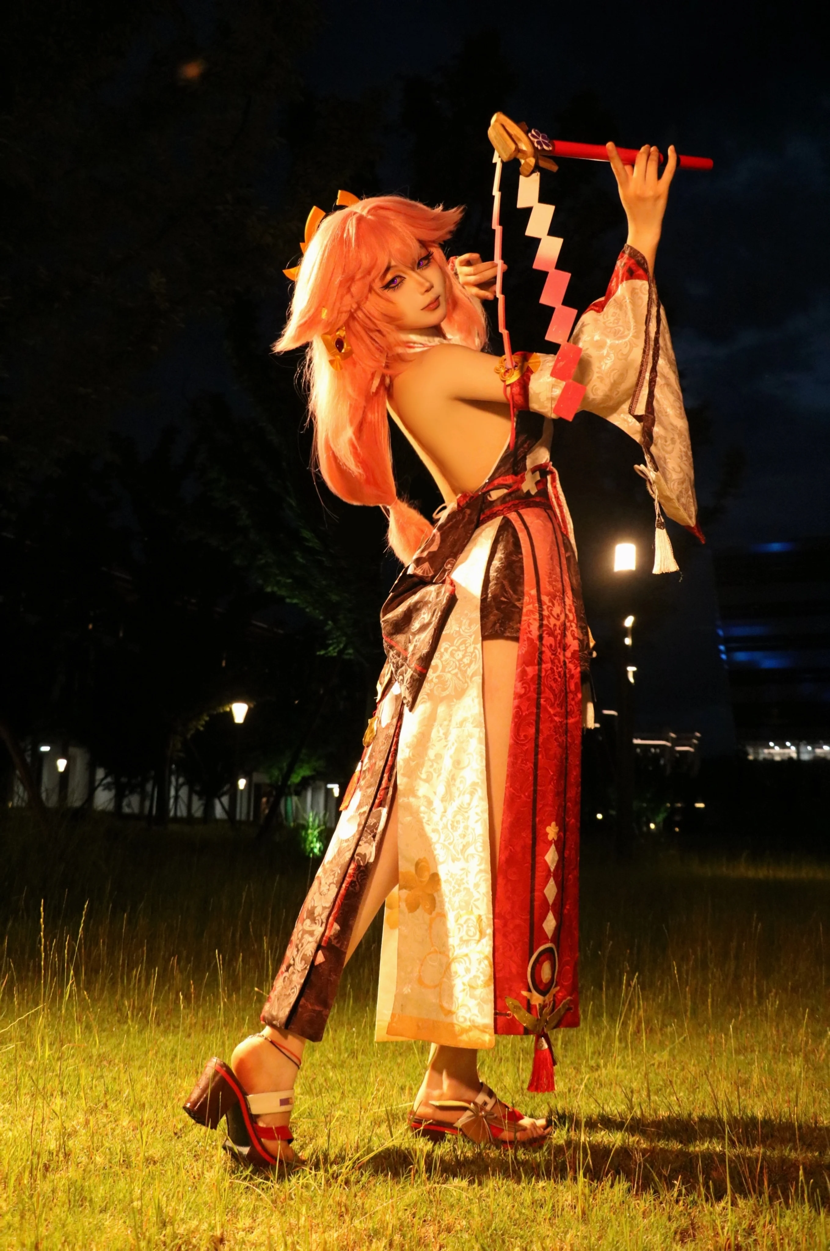 【八重神子cos】深夜外景与棚拍，变换光影下的狐狸巫女 - 第 2 张