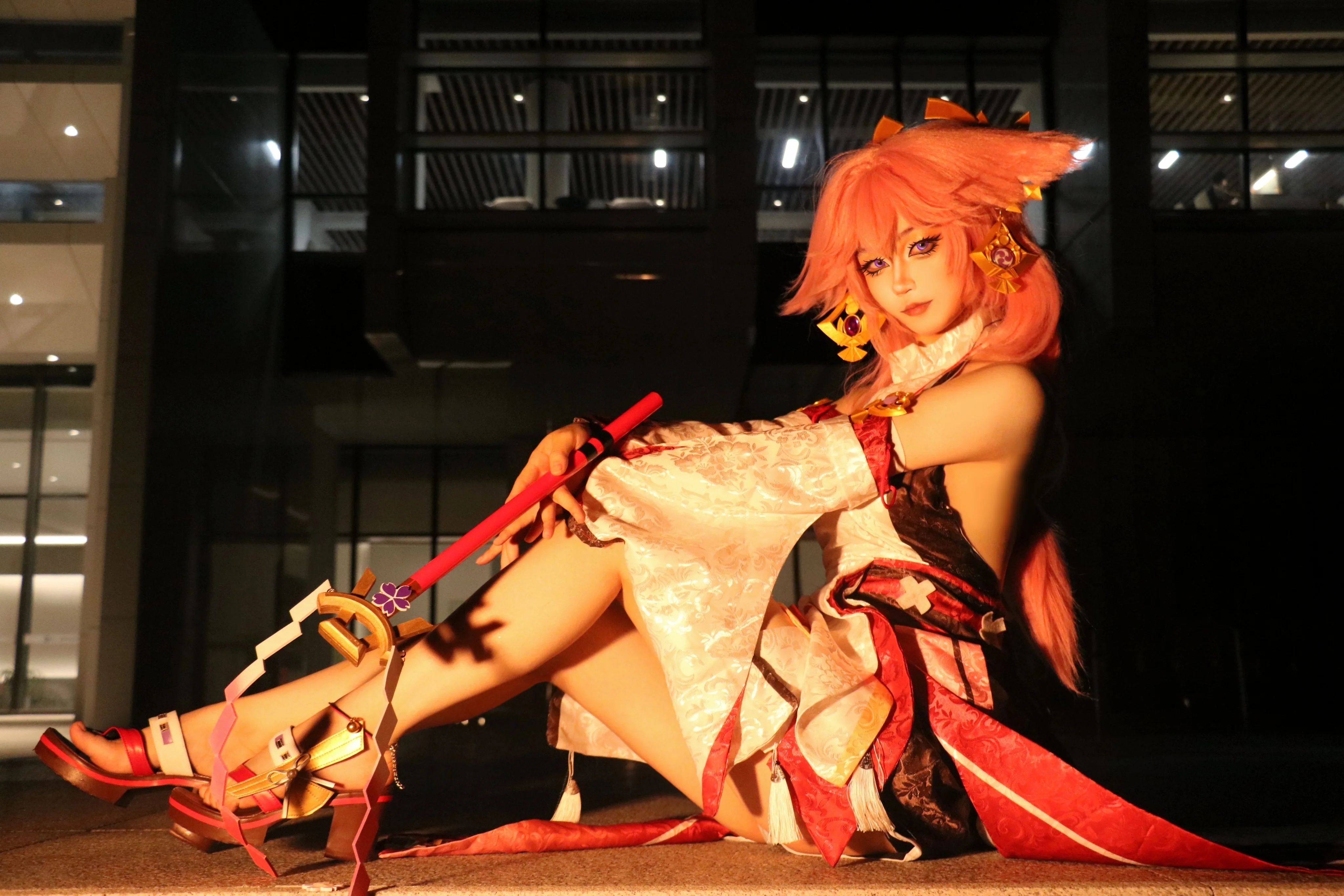 【八重神子cos】深夜外景与棚拍，变换光影下的狐狸巫女 - 第 3 张