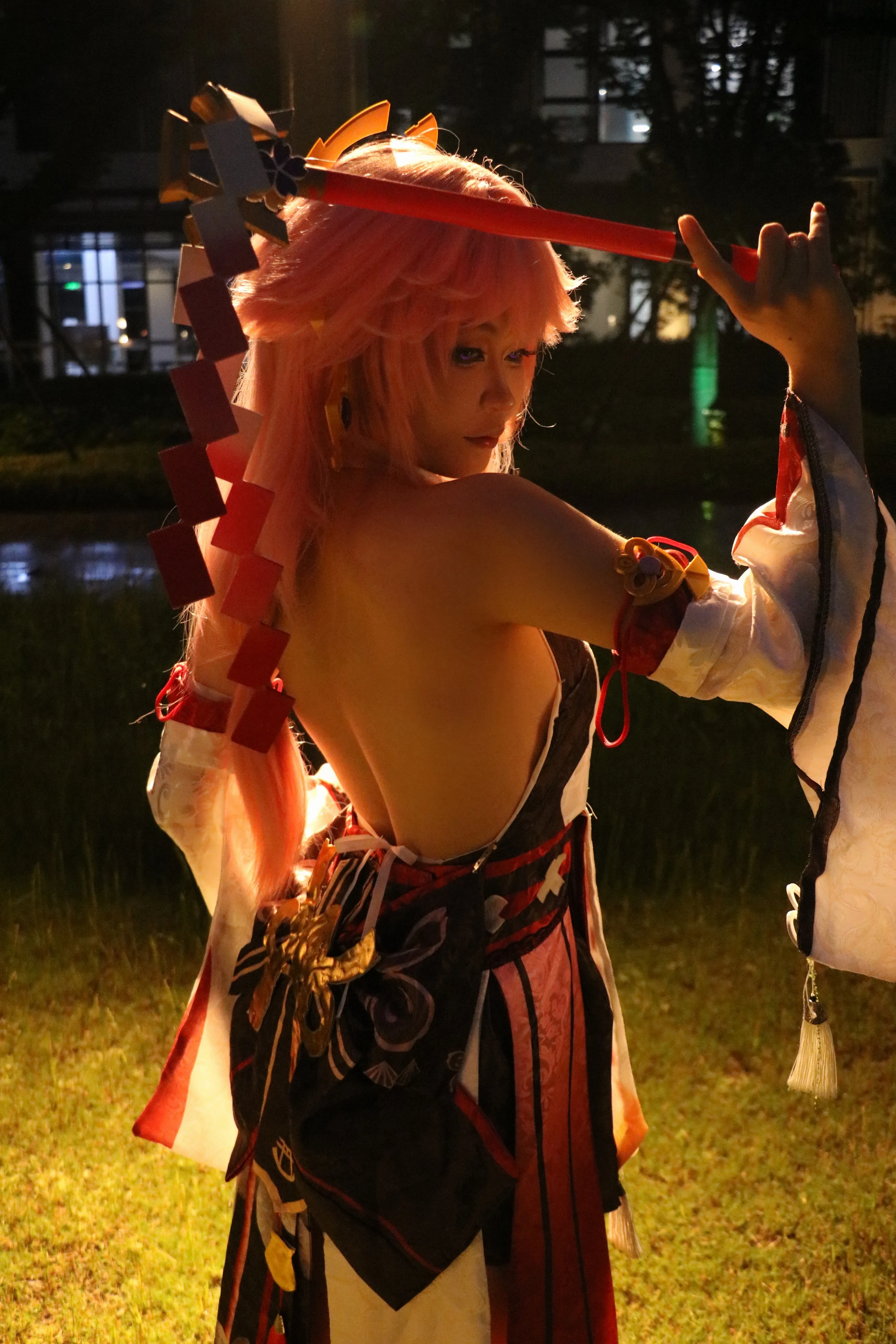【八重神子cos】深夜外景与棚拍，变换光影下的狐狸巫女 - 第 4 张