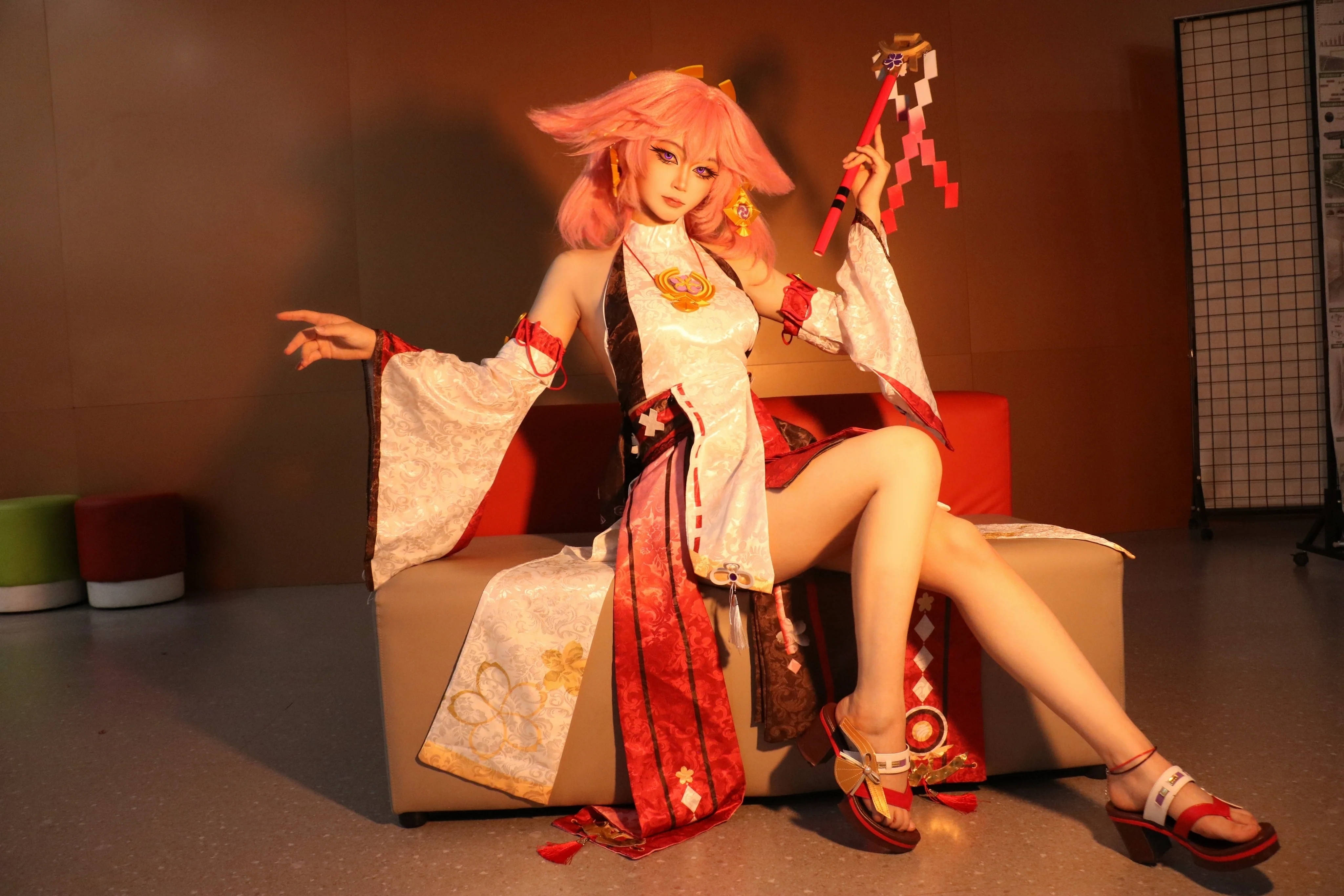 【八重神子cos】深夜外景与棚拍，变换光影下的狐狸巫女 - 第 5 张