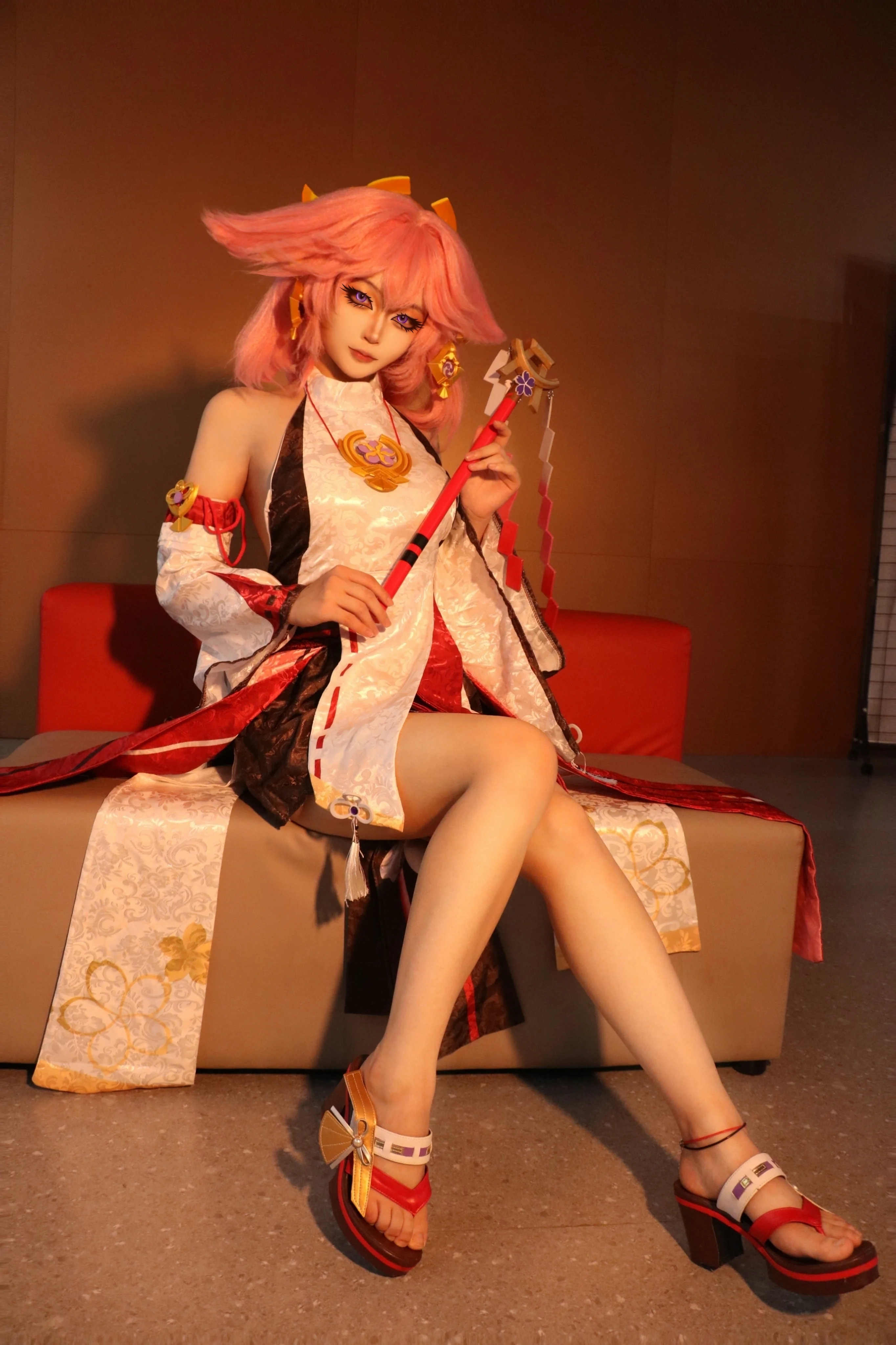 【八重神子cos】深夜外景与棚拍，变换光影下的狐狸巫女 - 第 6 张