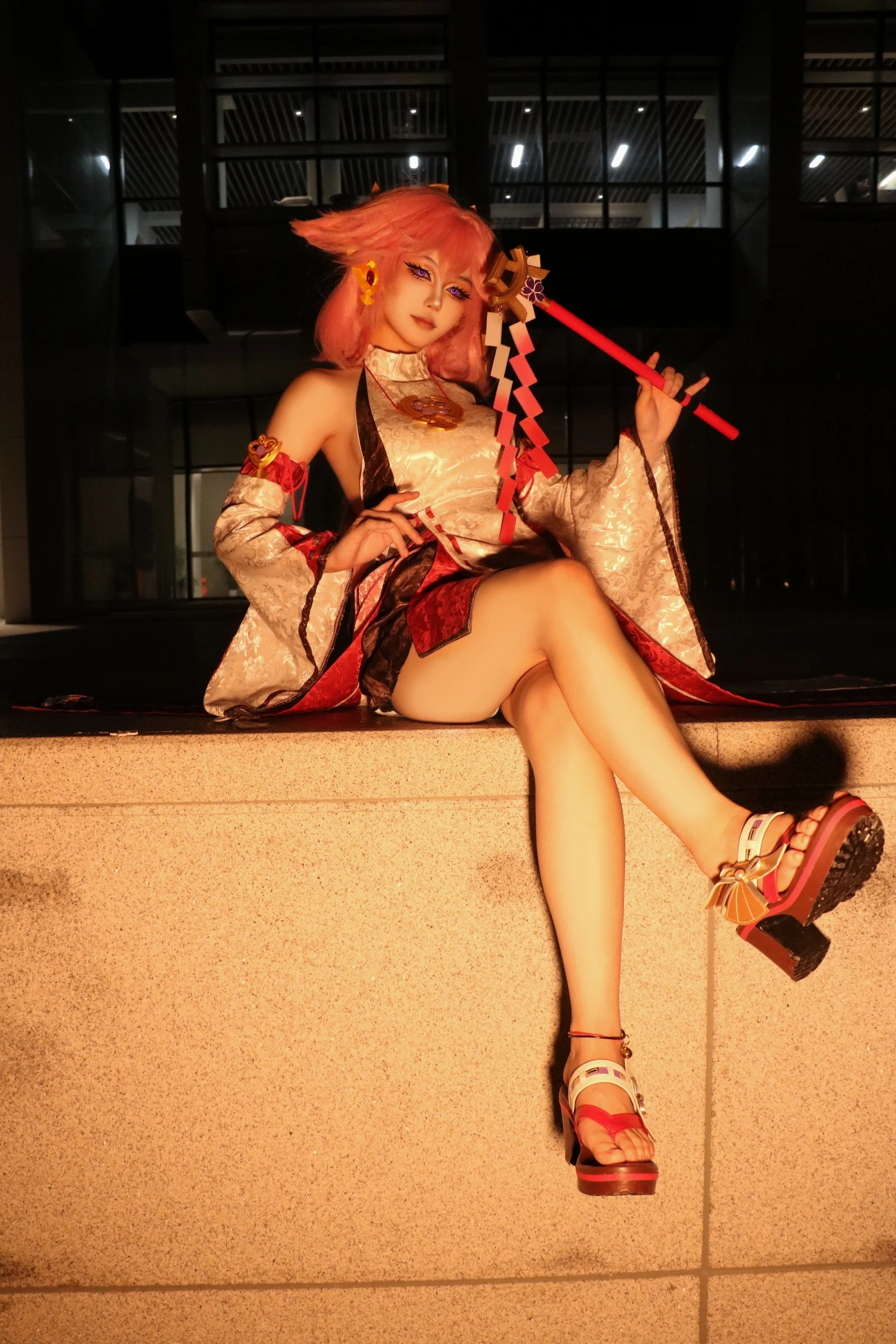 【八重神子cos】深夜外景与棚拍，变换光影下的狐狸巫女 - 第 7 张