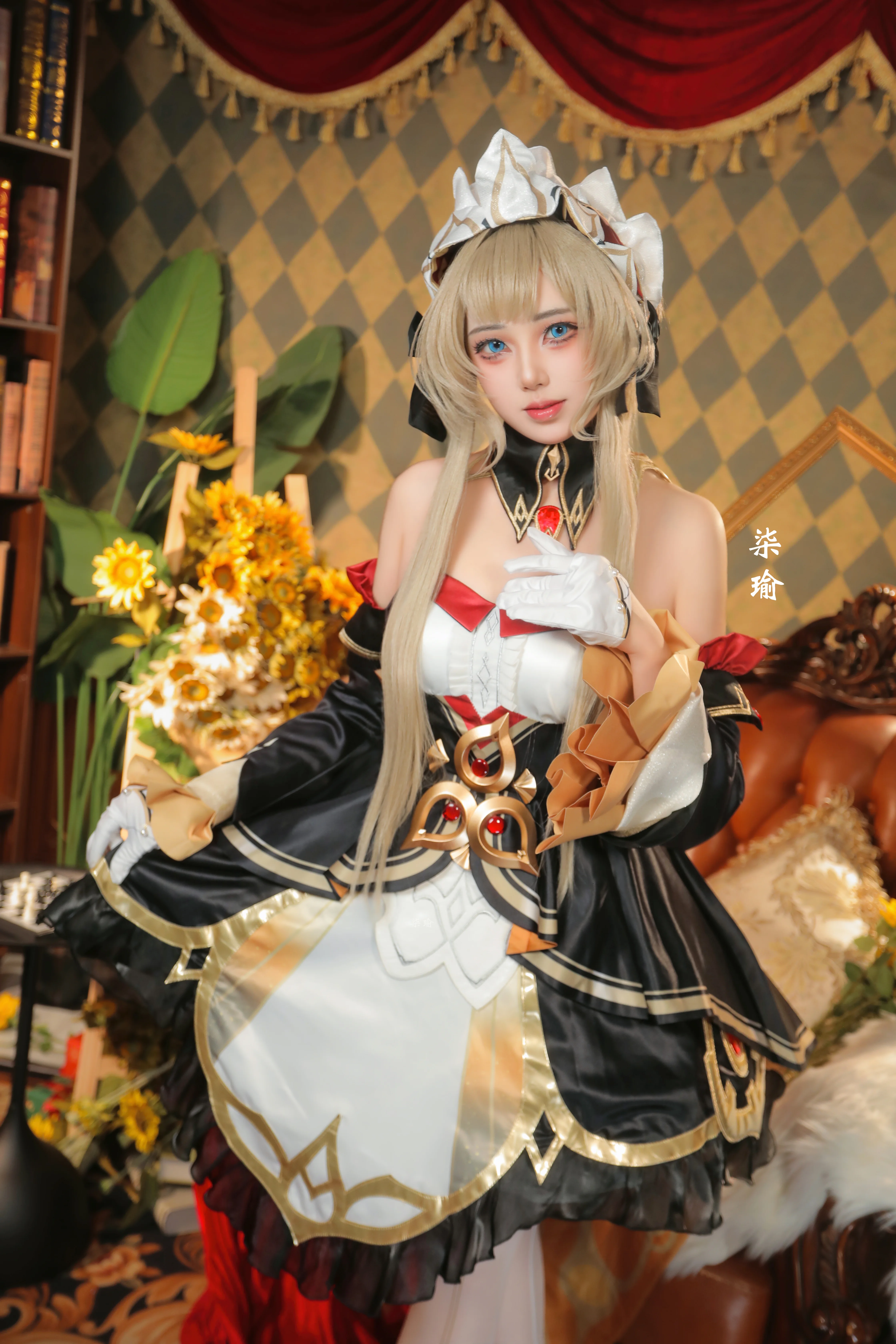 【桑多涅cos】原神木偶，藍瞳淺金髮映襯黑白紅金禮服 - 第 2 張