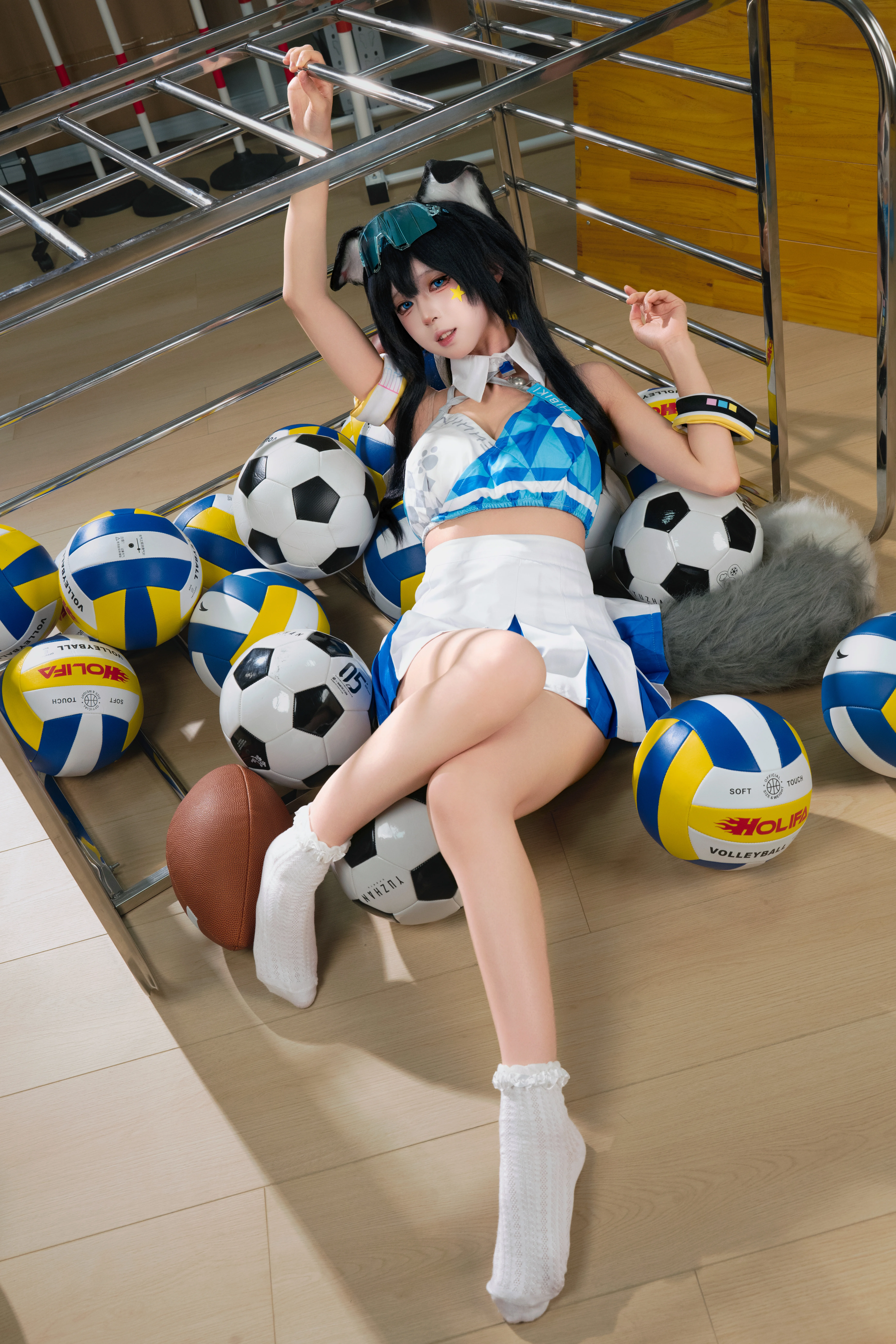 【猫冢响cos】换上调皮的拉拉队服，在器材室捕捉运动系少女的松弛感 - 第 4 张