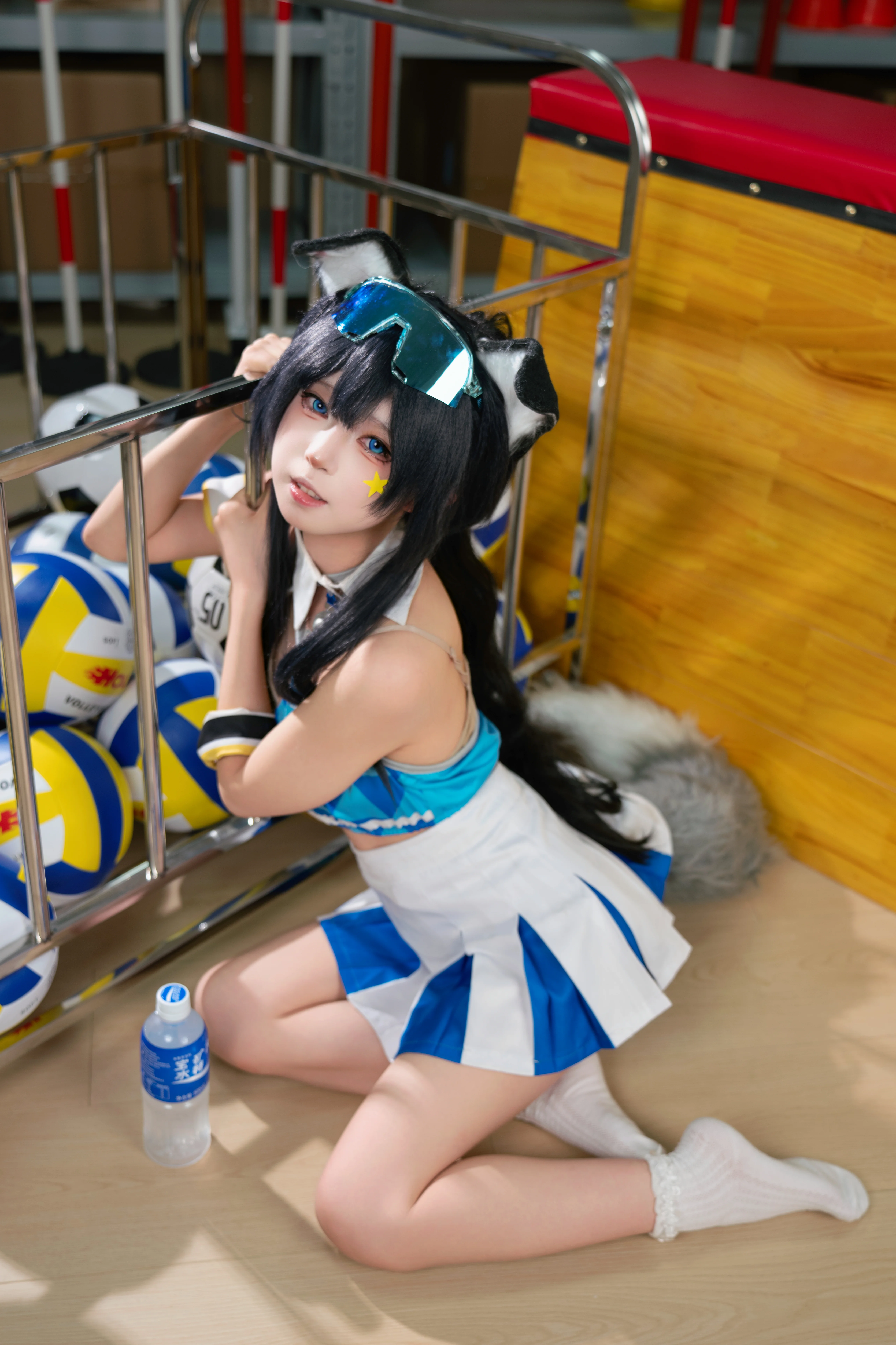 【猫冢响cos】换上调皮的拉拉队服，在器材室捕捉运动系少女的松弛感 - 第 6 张