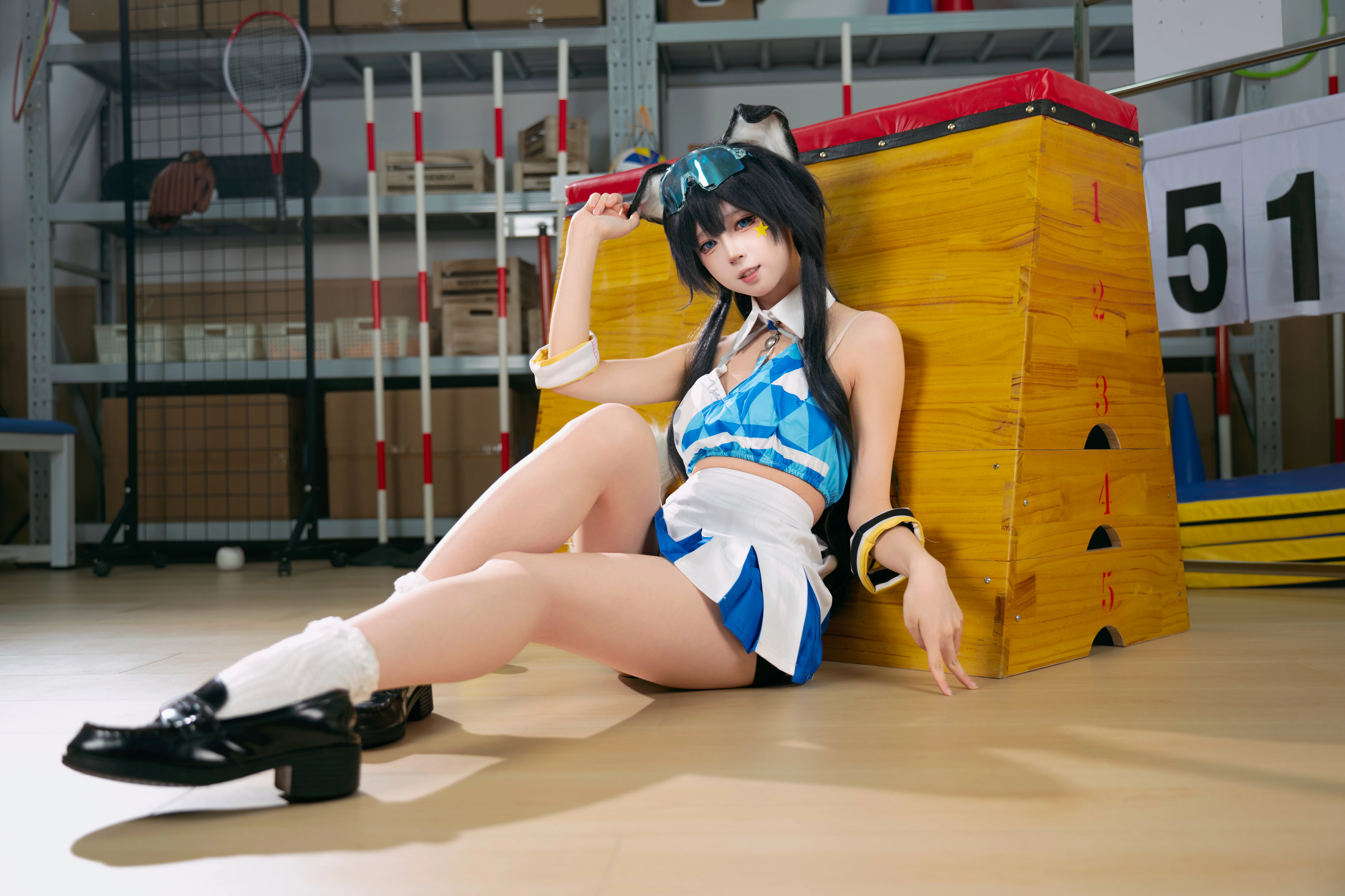 【猫冢响cos】换上调皮的拉拉队服，在器材室捕捉运动系少女的松弛感 - 第 8 张