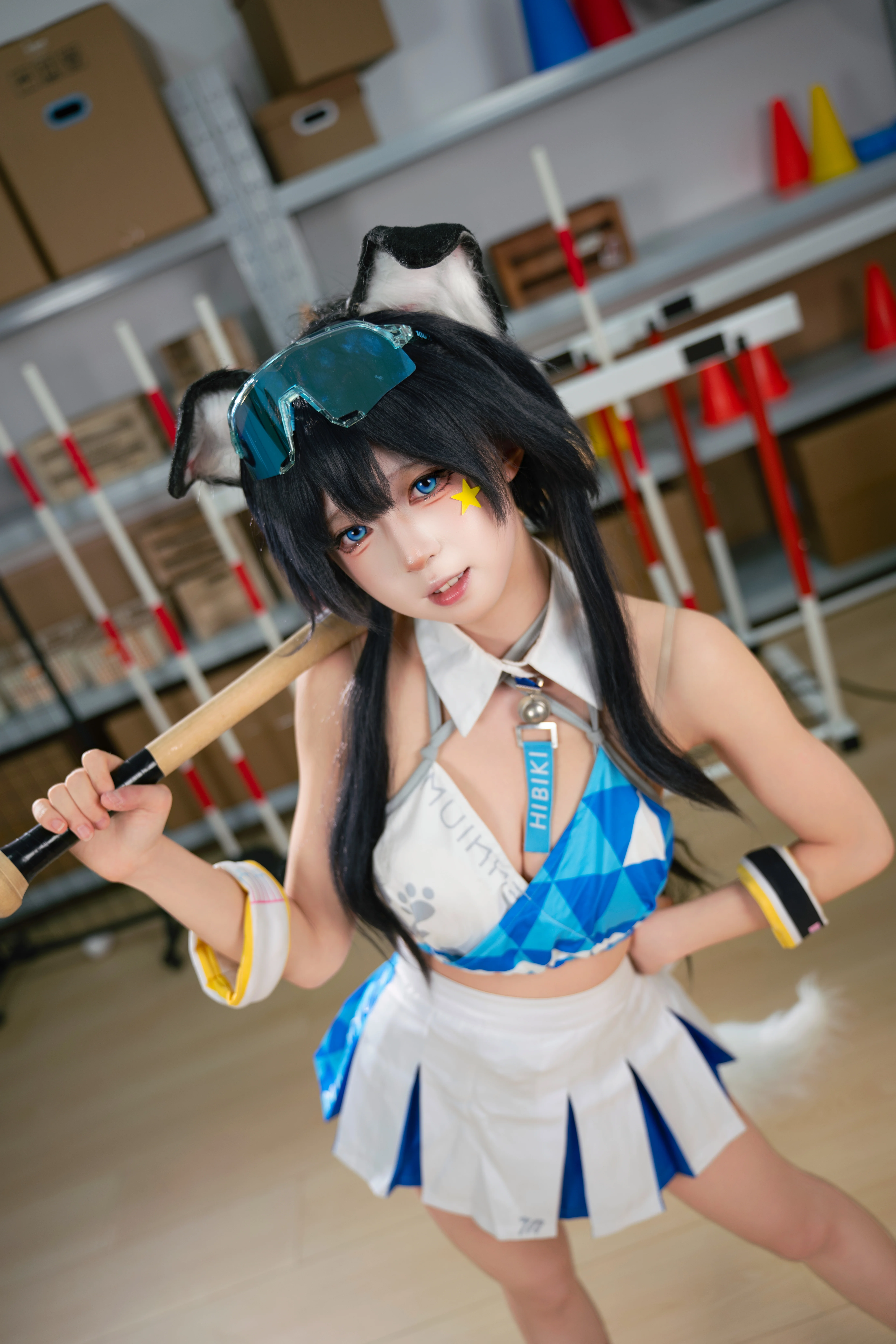 【猫冢响cos】换上调皮的拉拉队服，在器材室捕捉运动系少女的松弛感 - 第 9 张