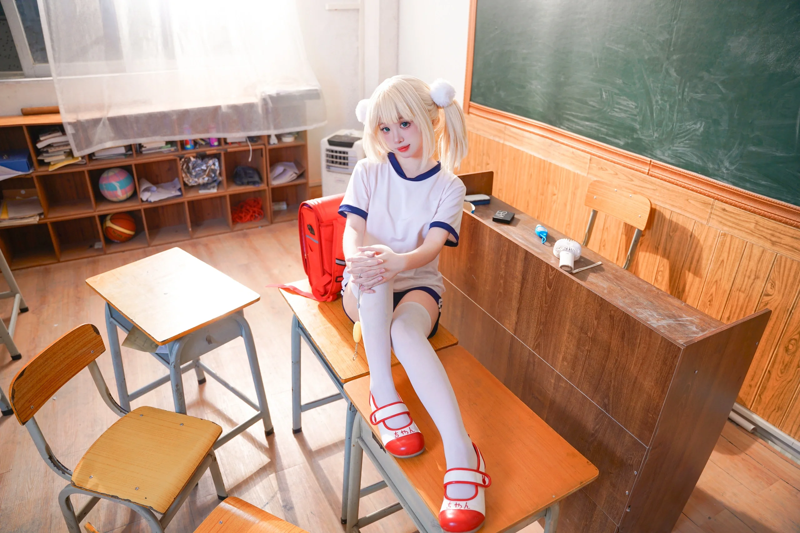 [Shigure Ui Cosplay] Sun-Drenched Classroom Gym Uniform Photoset - Image 2