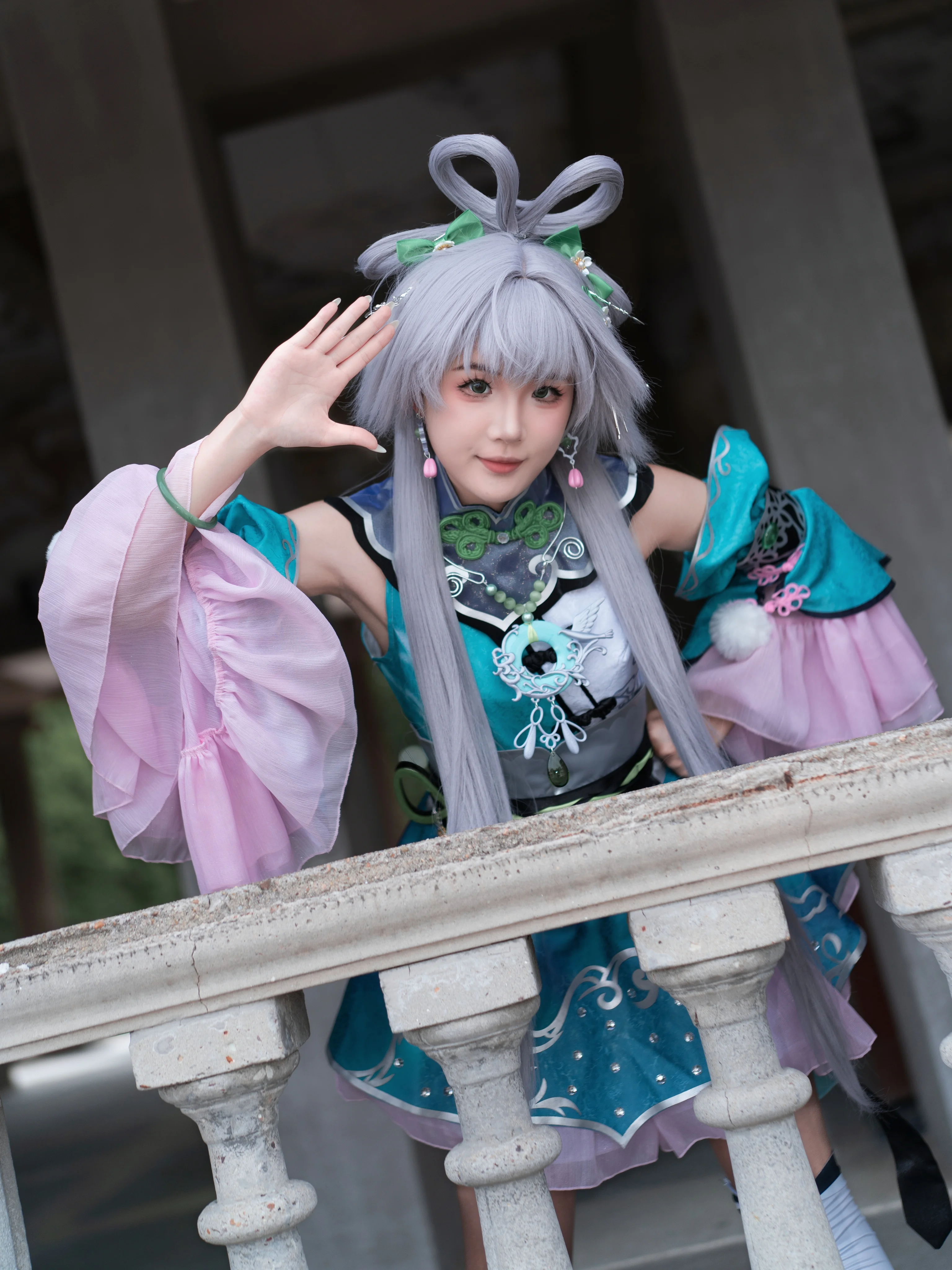 【洛天依cos】VOCALOID十四周年，银发双环发髻定格回廊光影 - 第 1 张