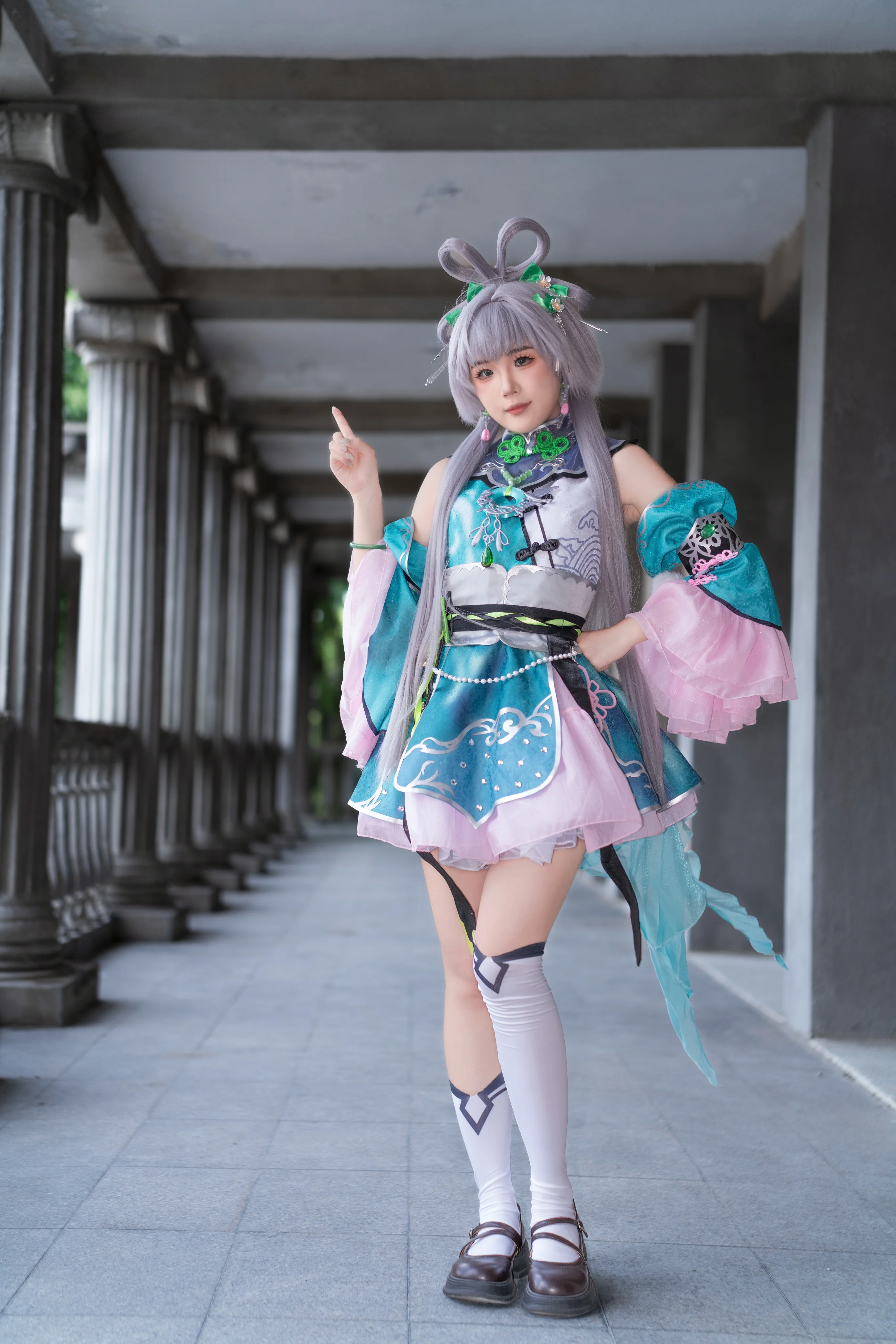 【洛天依cos】VOCALOID十四周年，银发双环发髻定格回廊光影