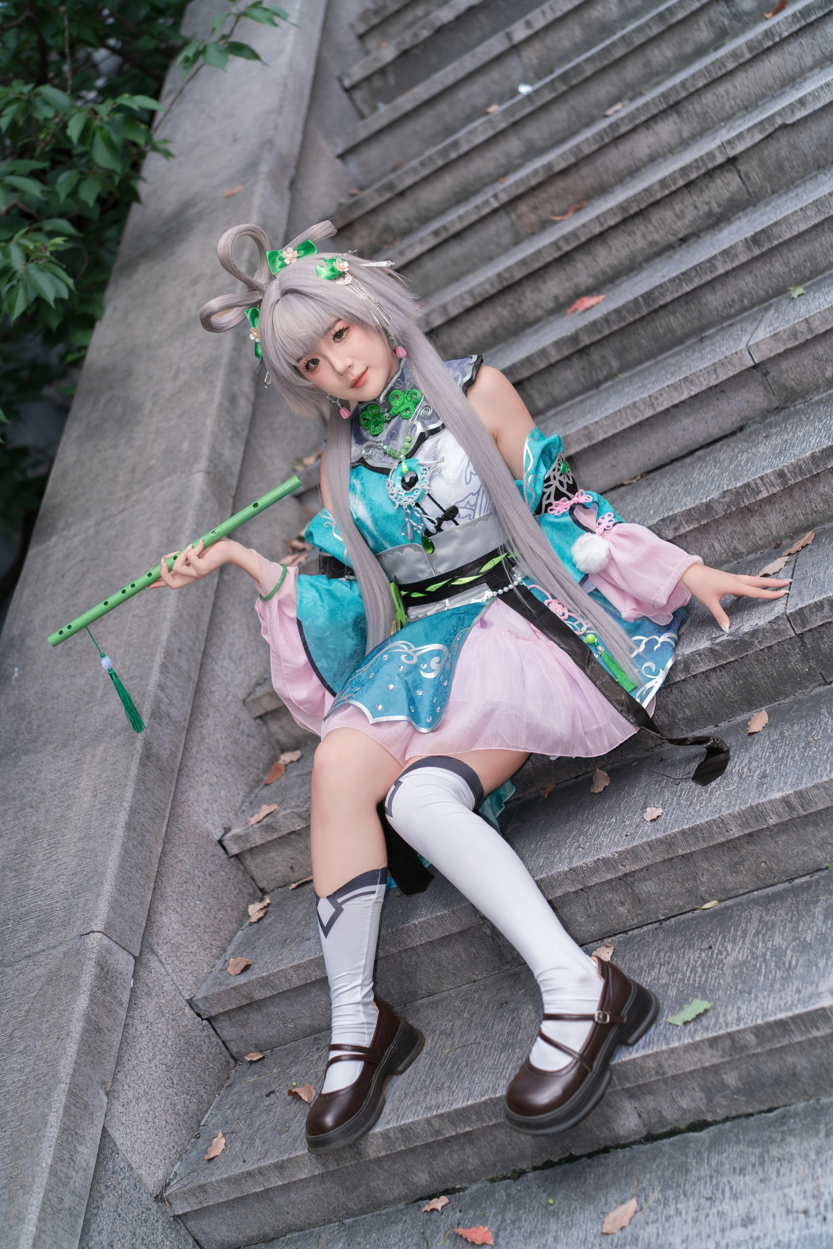 【洛天依cos】VOCALOID十四周年，银发双环发髻定格回廊光影 - 第 4 张