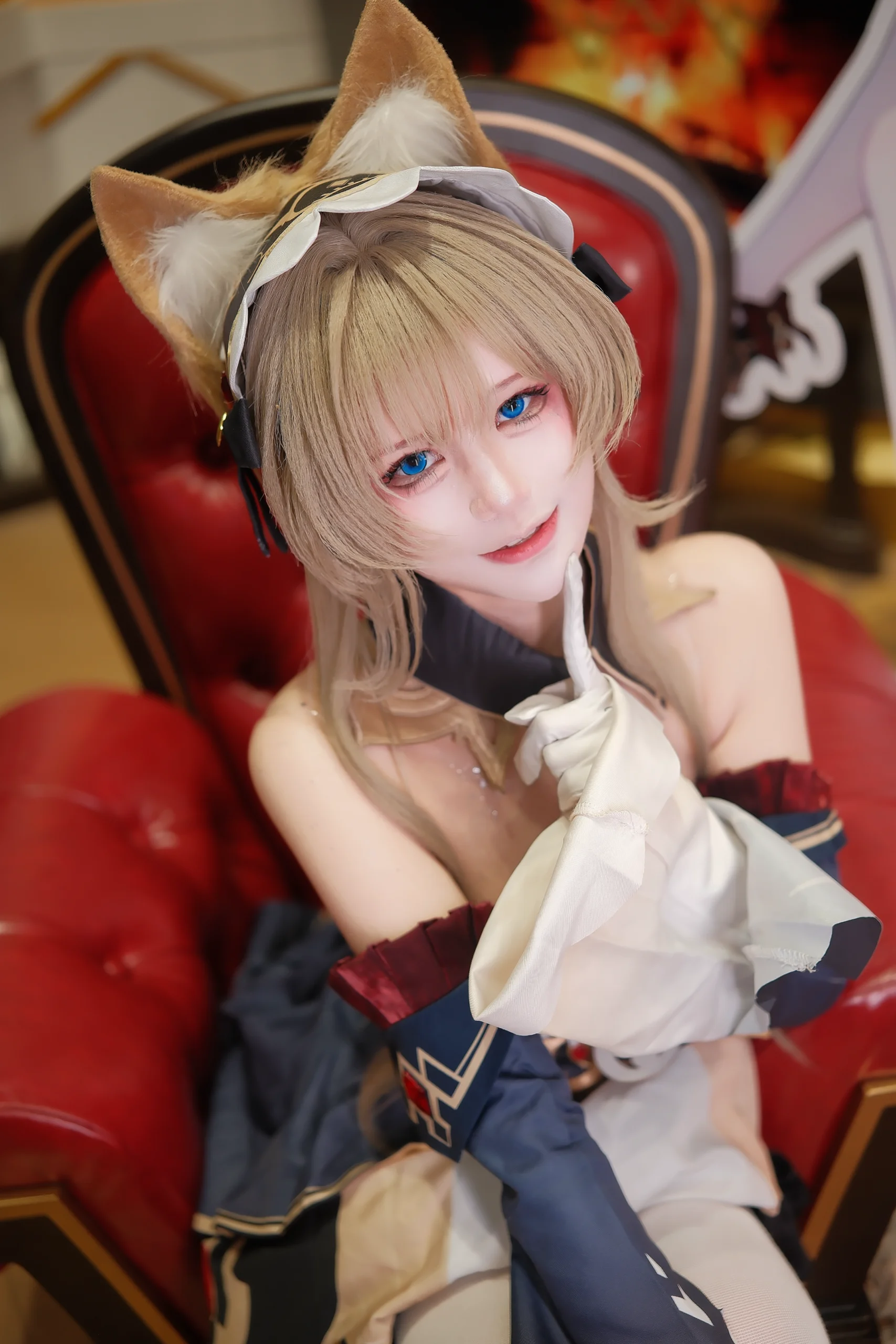 【木偶cos】原神里的精致优雅，红沙发上的漫展定格 - 第 2 张
