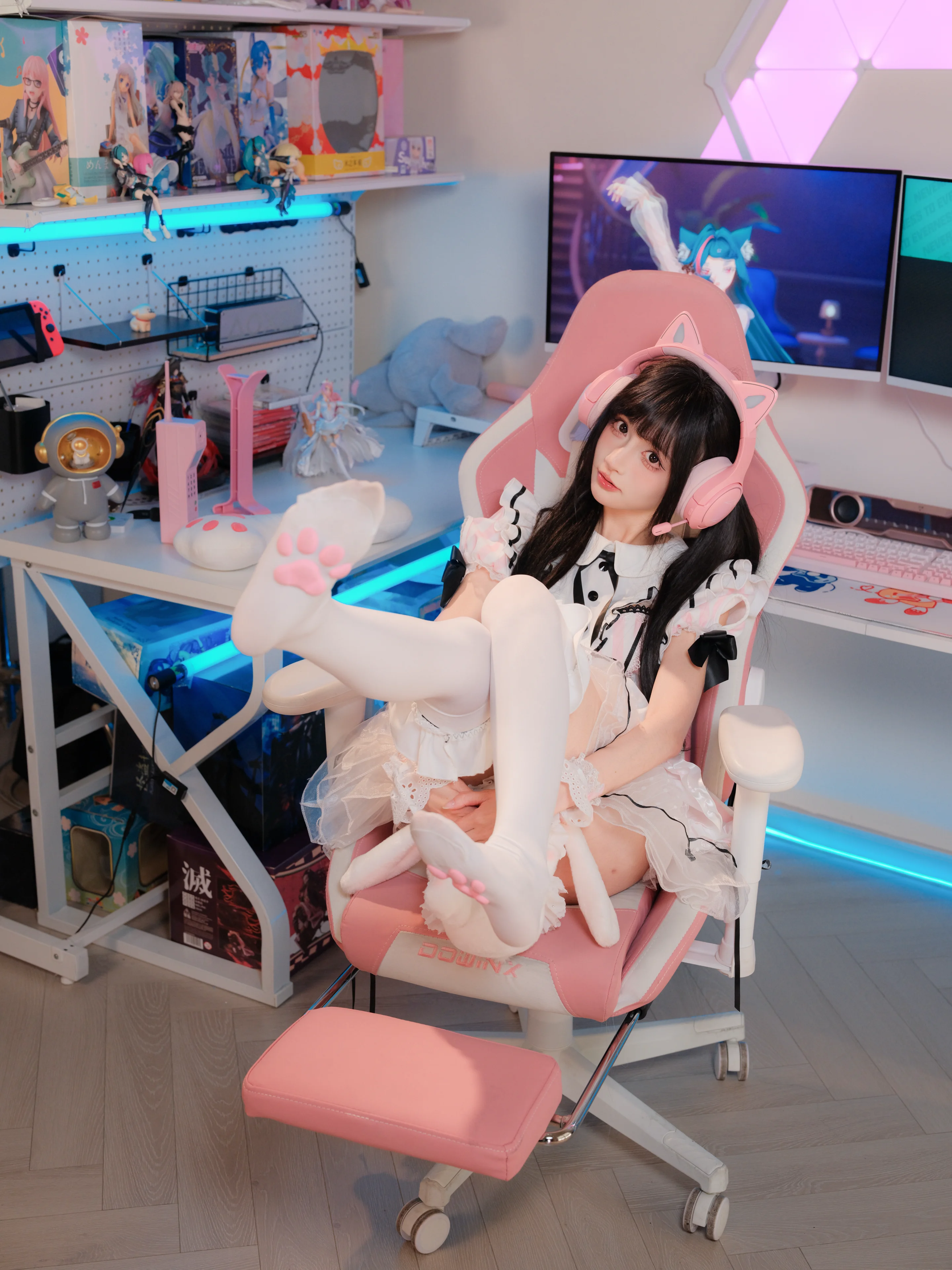 [Pink and White Cat-Ear Maid Hat Outfit, Atmospheric Daily Life in a Gaming Room] - Image 4