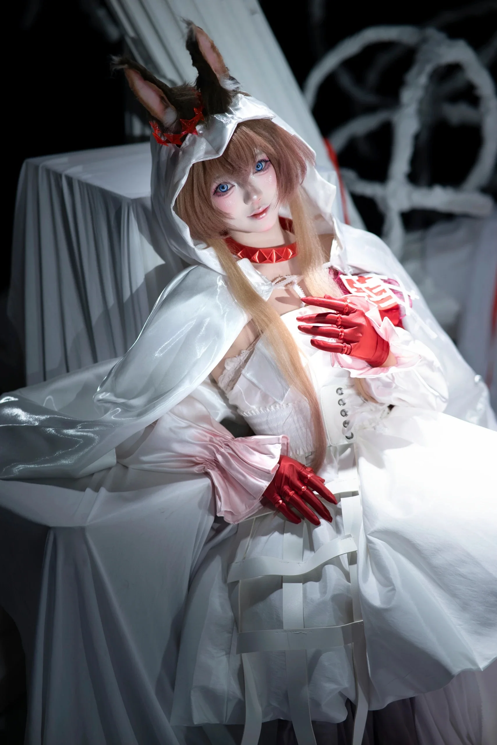 [Amiya Cosplay] Rhodes Island CEO's Harper's Bazaar Collaboration Shoot Record - Image 4