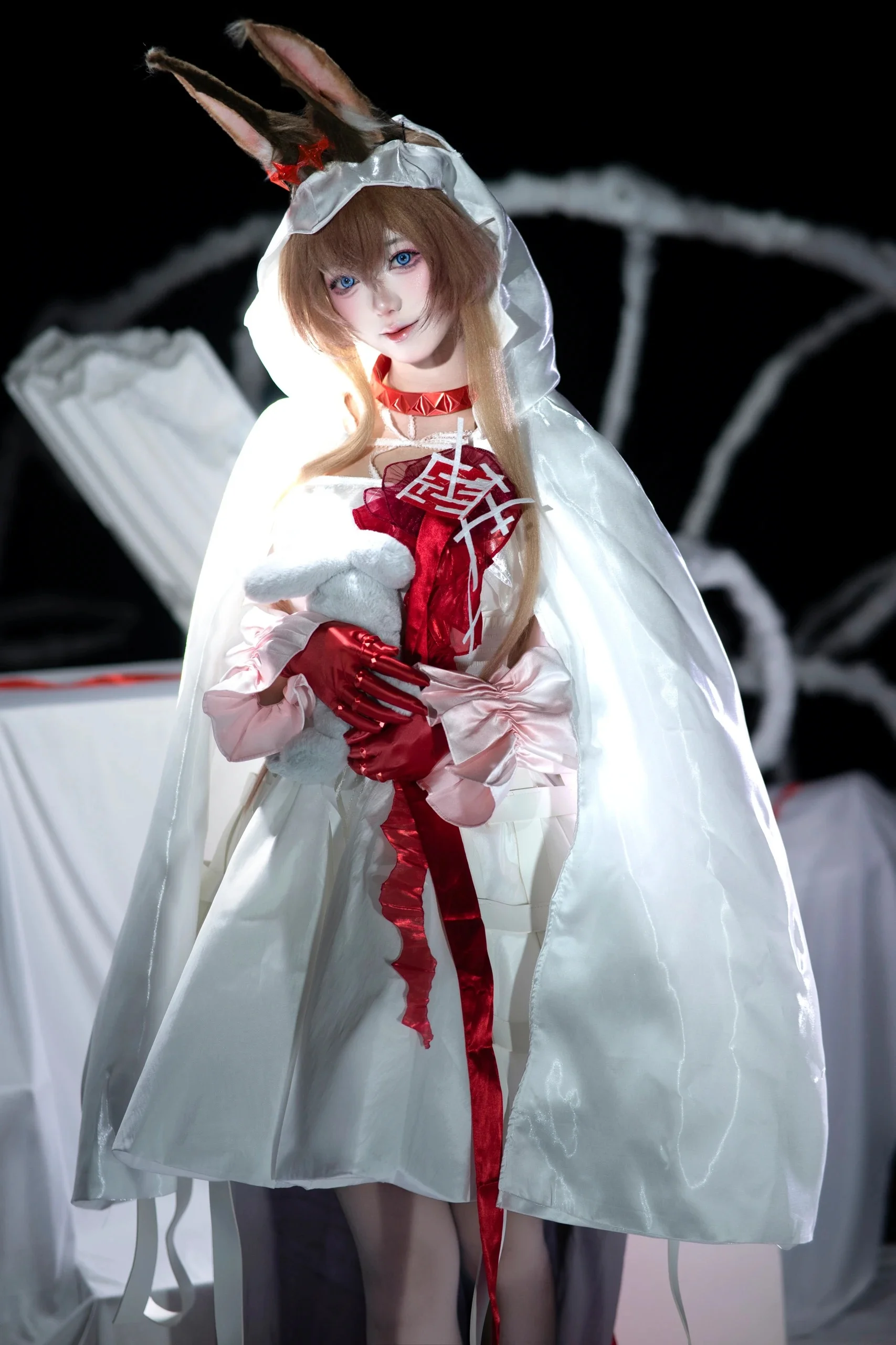 [Amiya Cosplay] Rhodes Island CEO's Harper's Bazaar Collaboration Shoot Record - Image 6