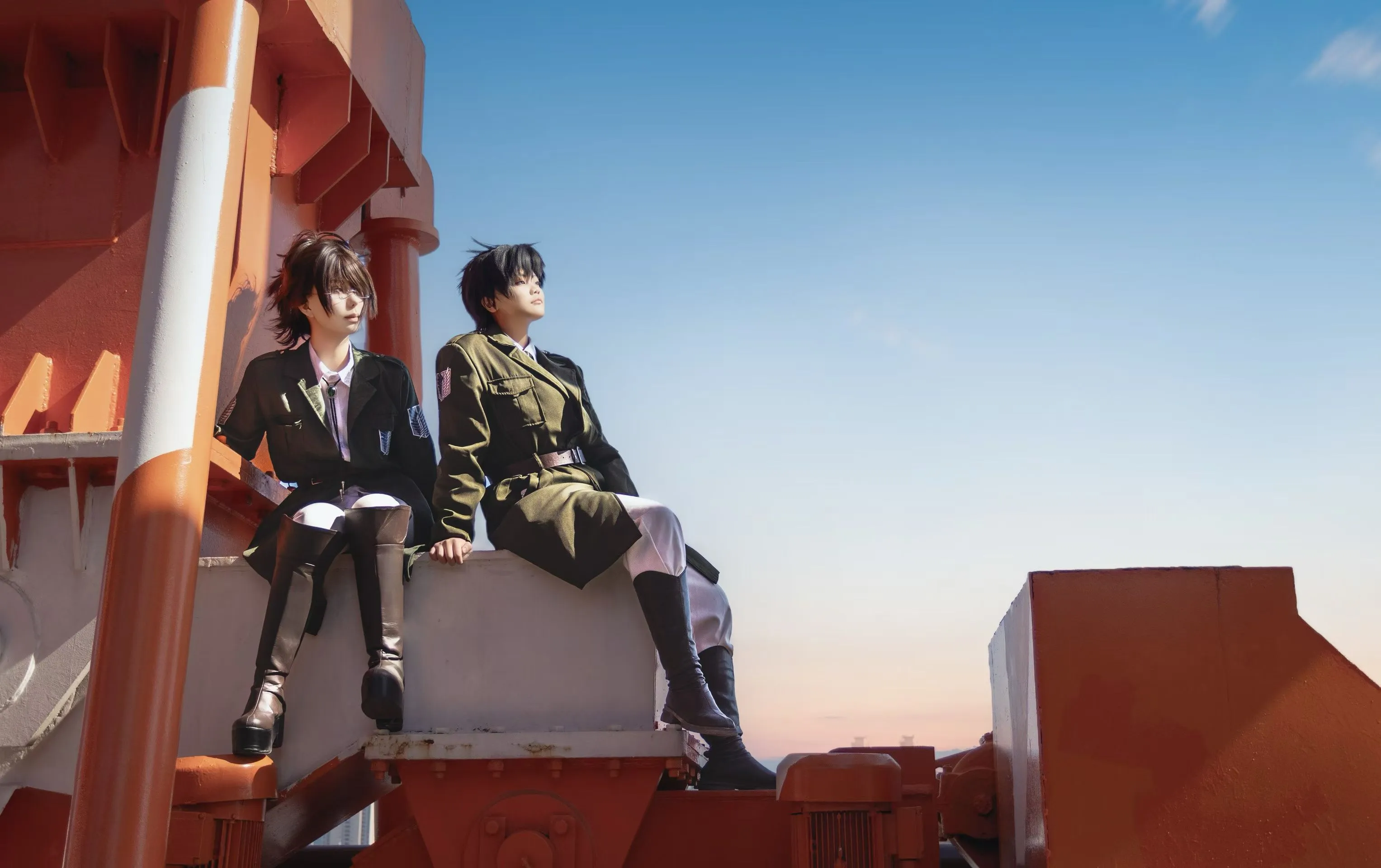 [Hange Zoe Cosplay] Attack on Titan: Photoshoot Record with Levi in Industrial Ruins - Image 2