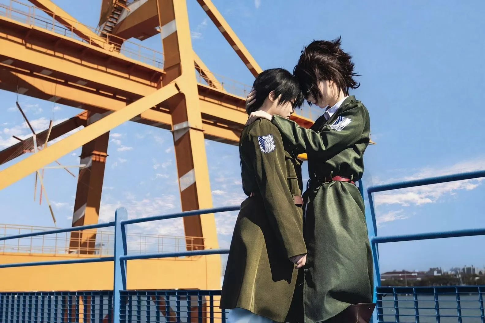 [Hange Zoe Cosplay] Attack on Titan: Photoshoot Record with Levi in Industrial Ruins - Image 3