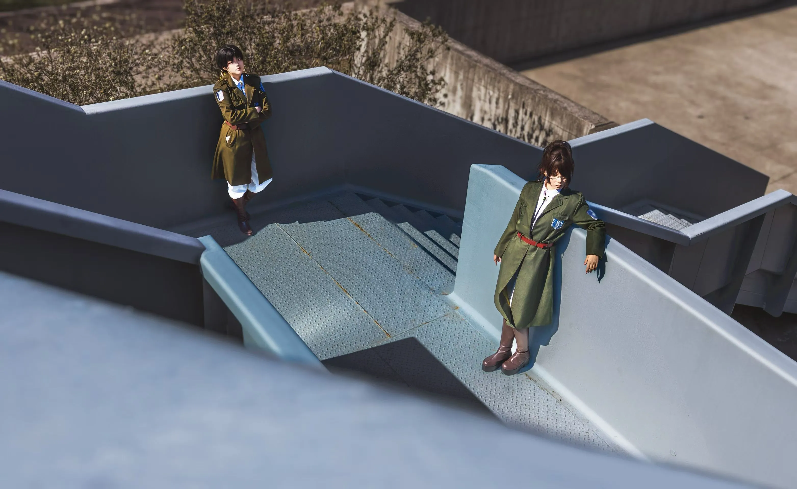 [Hange Zoe Cosplay] Attack on Titan: Photoshoot Record with Levi in Industrial Ruins - Image 7