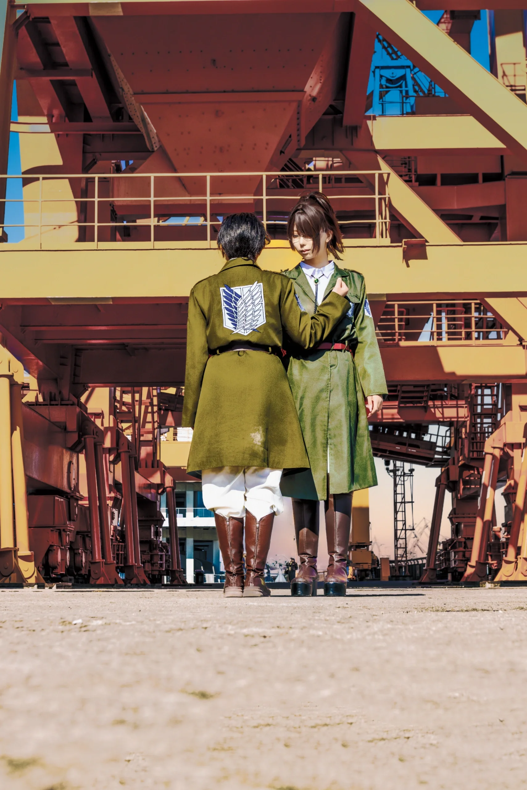 [Hange Zoe Cosplay] Attack on Titan: Photoshoot Record with Levi in Industrial Ruins - Image 8