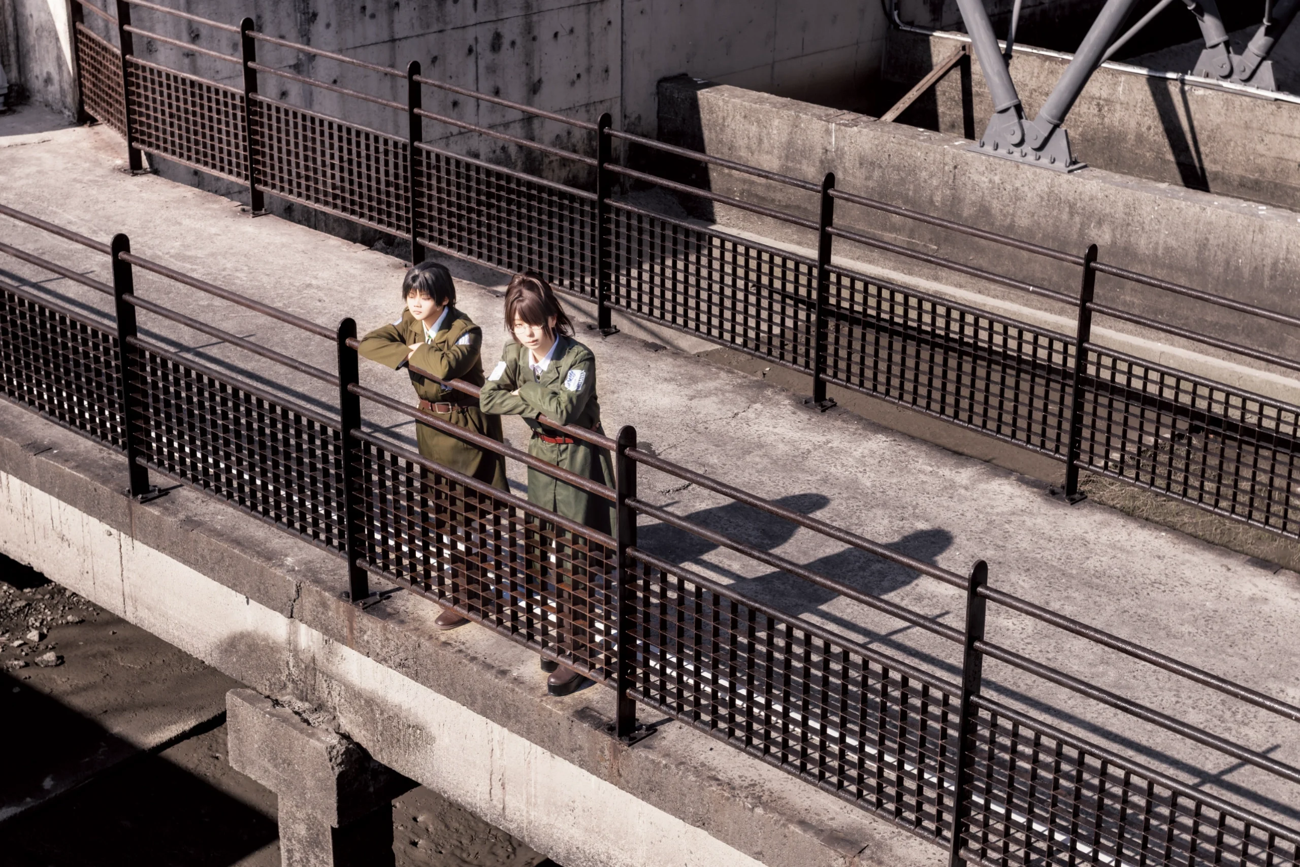 [Hange Zoe Cosplay] Attack on Titan: Photoshoot Record with Levi in Industrial Ruins - Image 9