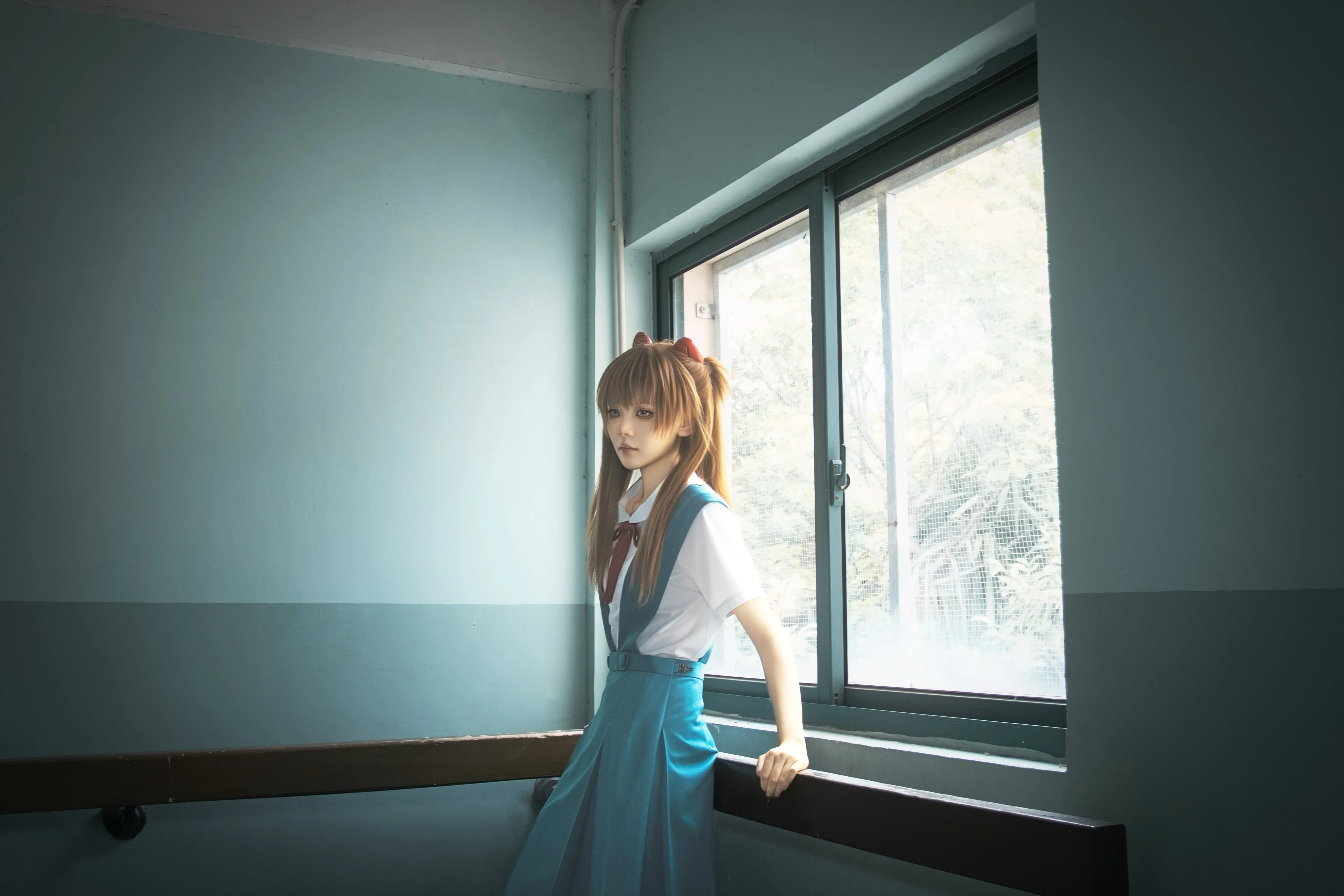 【明日香cos】打破EVA次元壁，校园通道里的绝望情绪 - 第 8 张