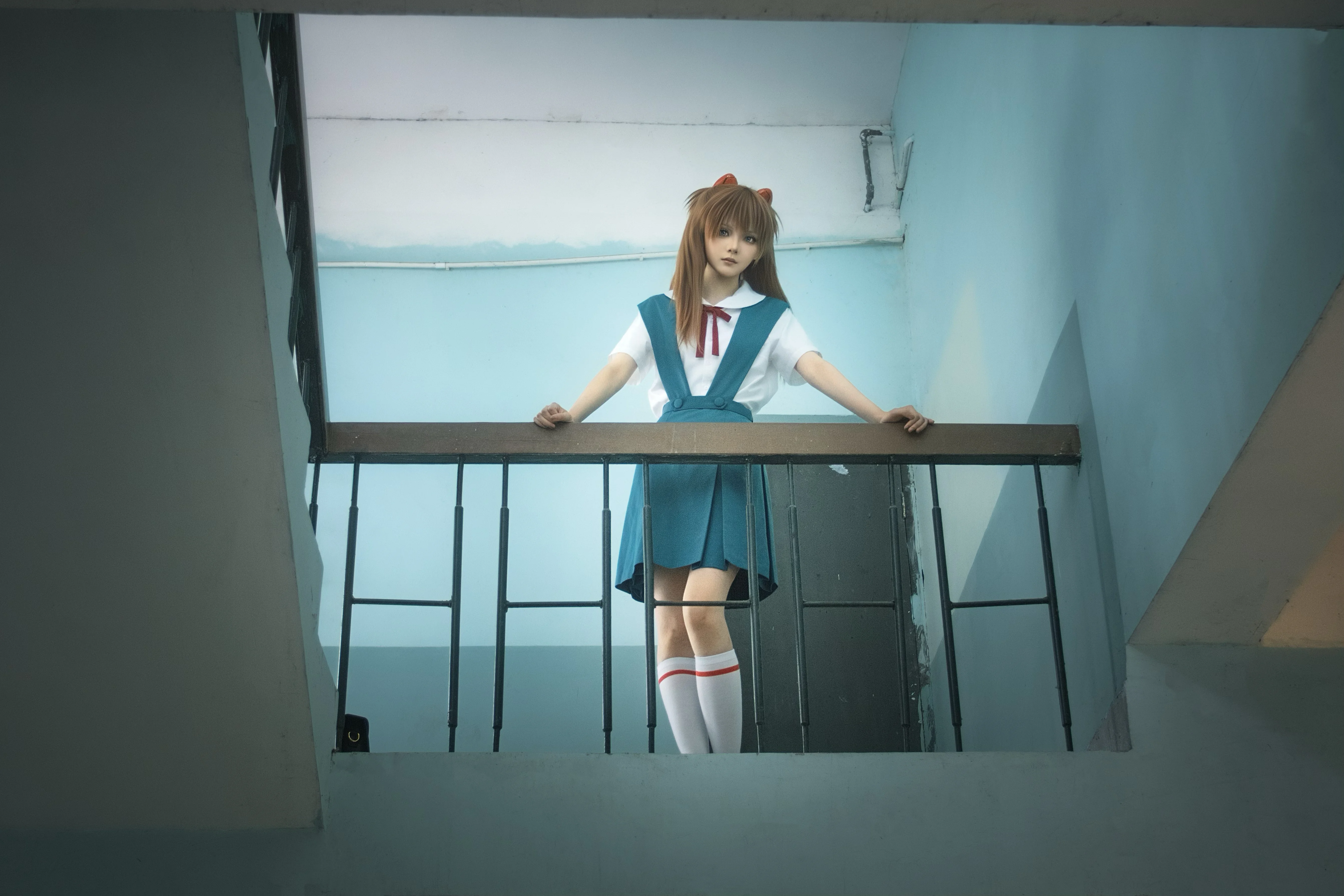 【明日香cos】打破EVA次元壁，校园通道里的绝望情绪 - 第 9 张