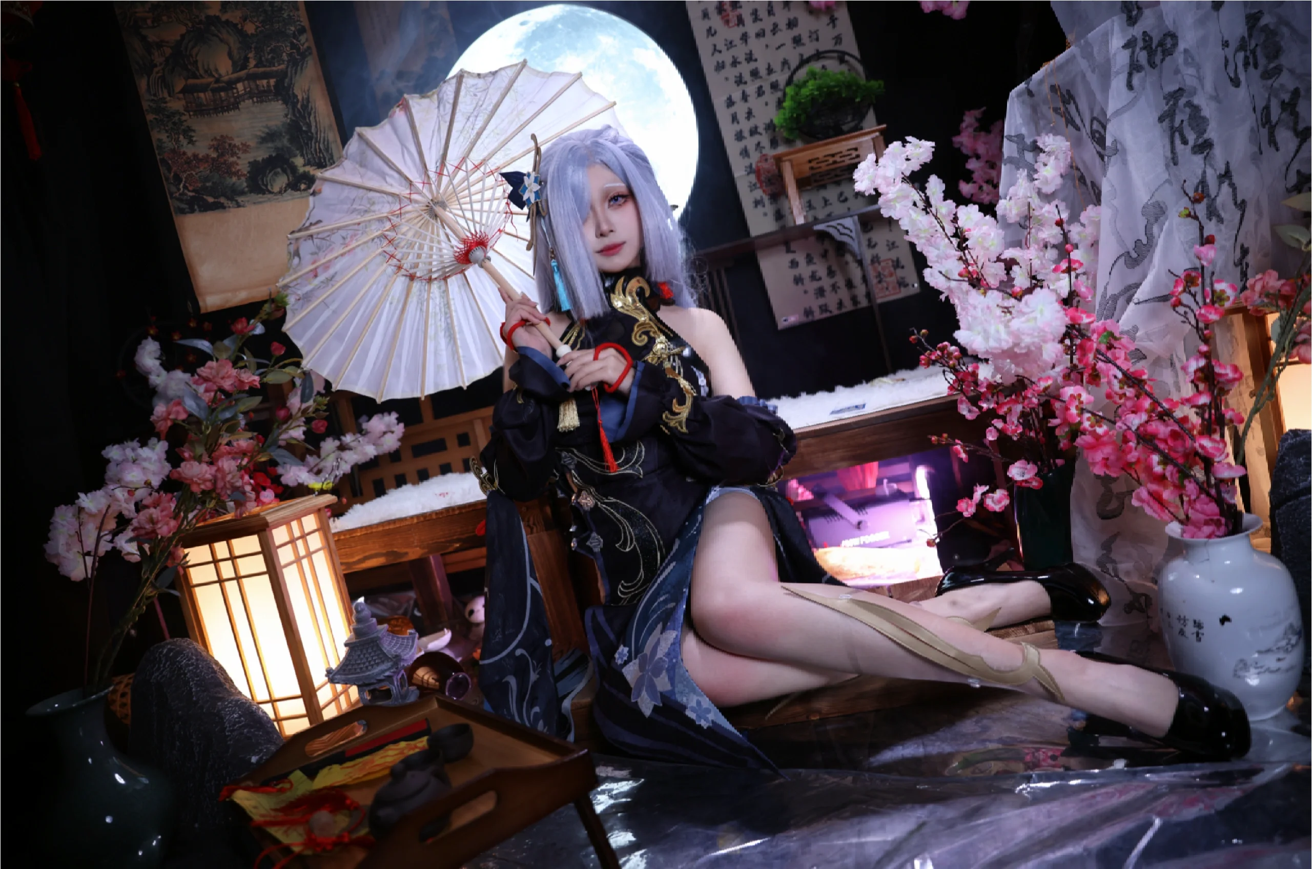 【申鶴cos】海燈節月光下的留影，銀髮與紙傘的國風幻境 - 第 1 張