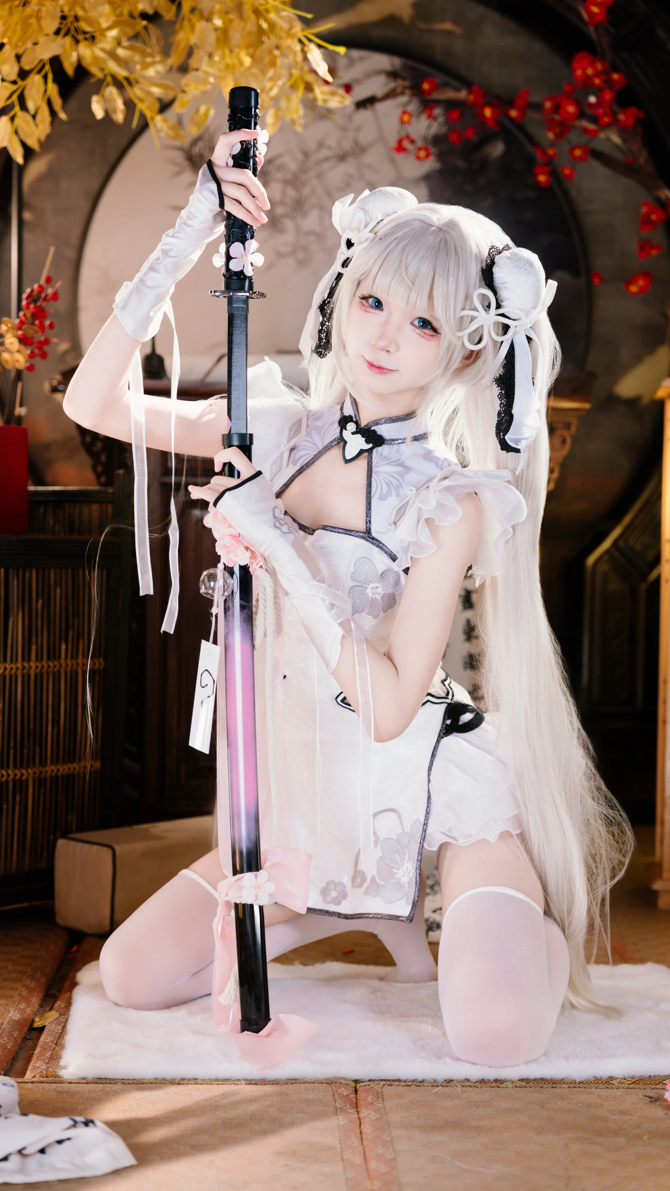 【殷紫萍cos】永劫无间里的白衣侠女，持刀赏花 - 第 2 张