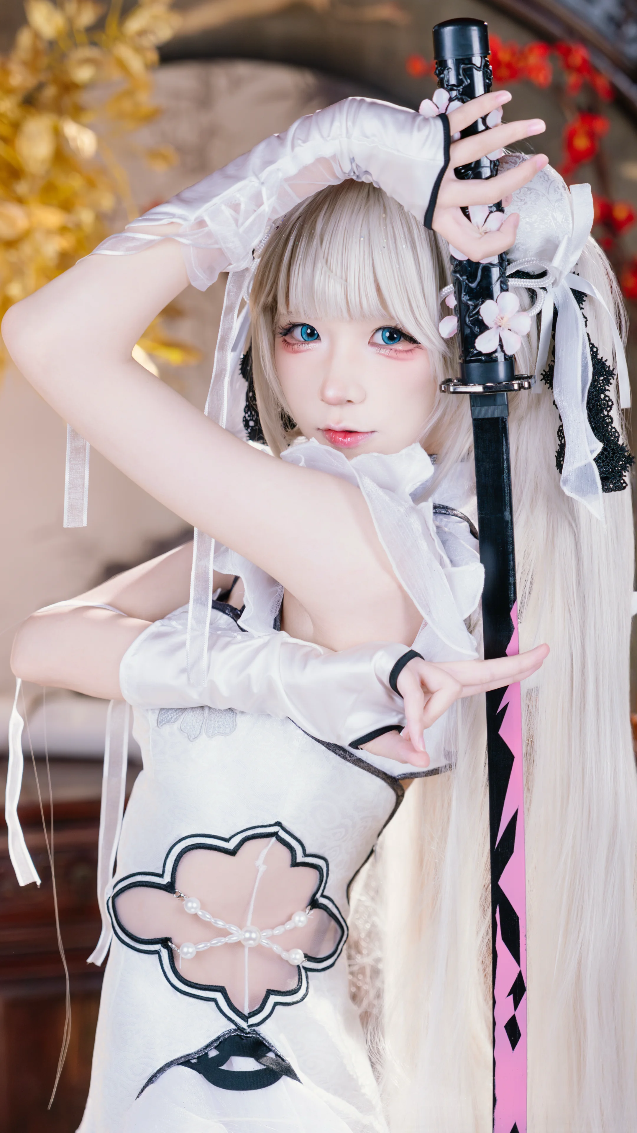 【殷紫萍cos】永劫无间里的白衣侠女，持刀赏花 - 第 3 张