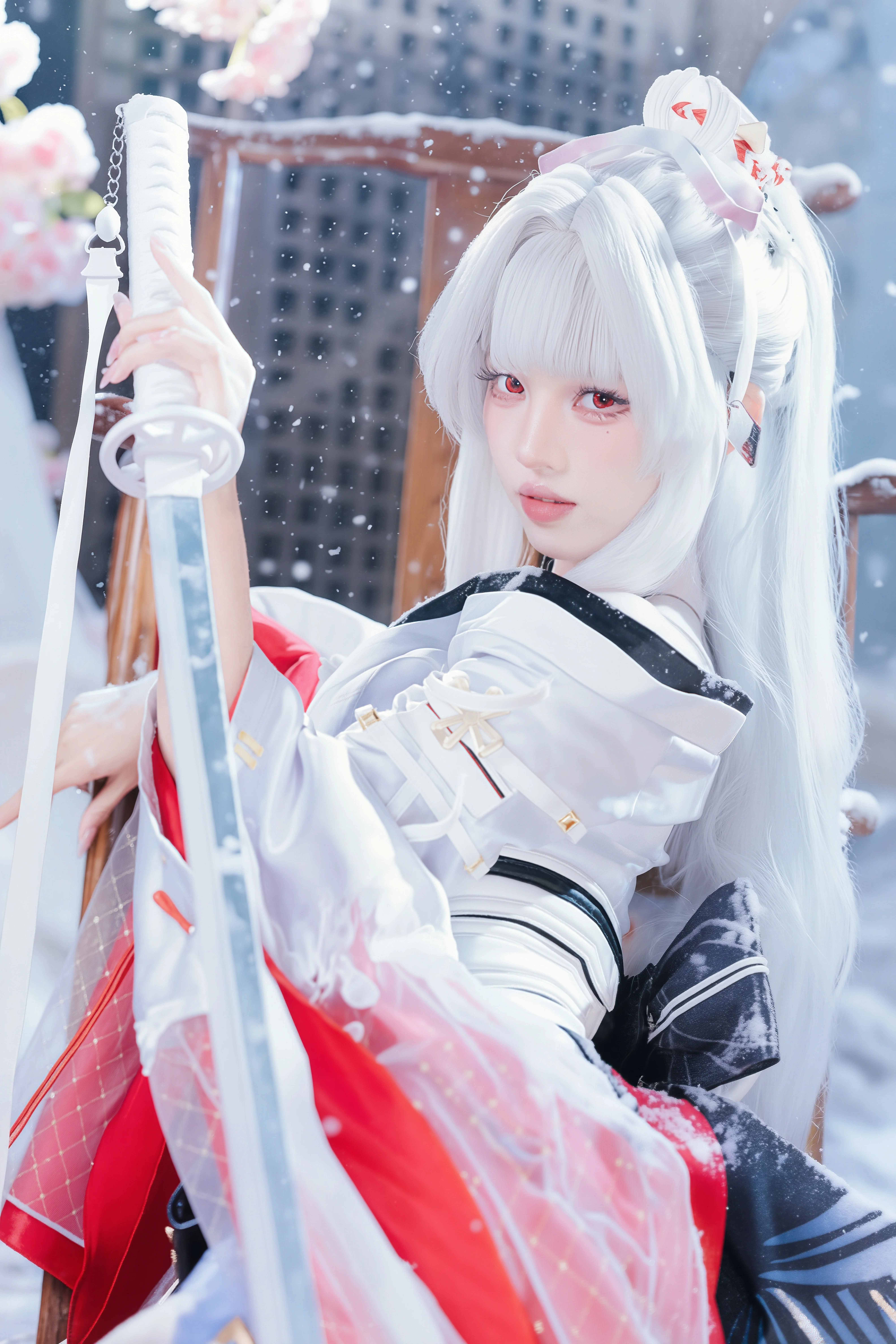【绯雪cos】鸣潮中的冰雪之境，执刀而立 - 第 1 张
