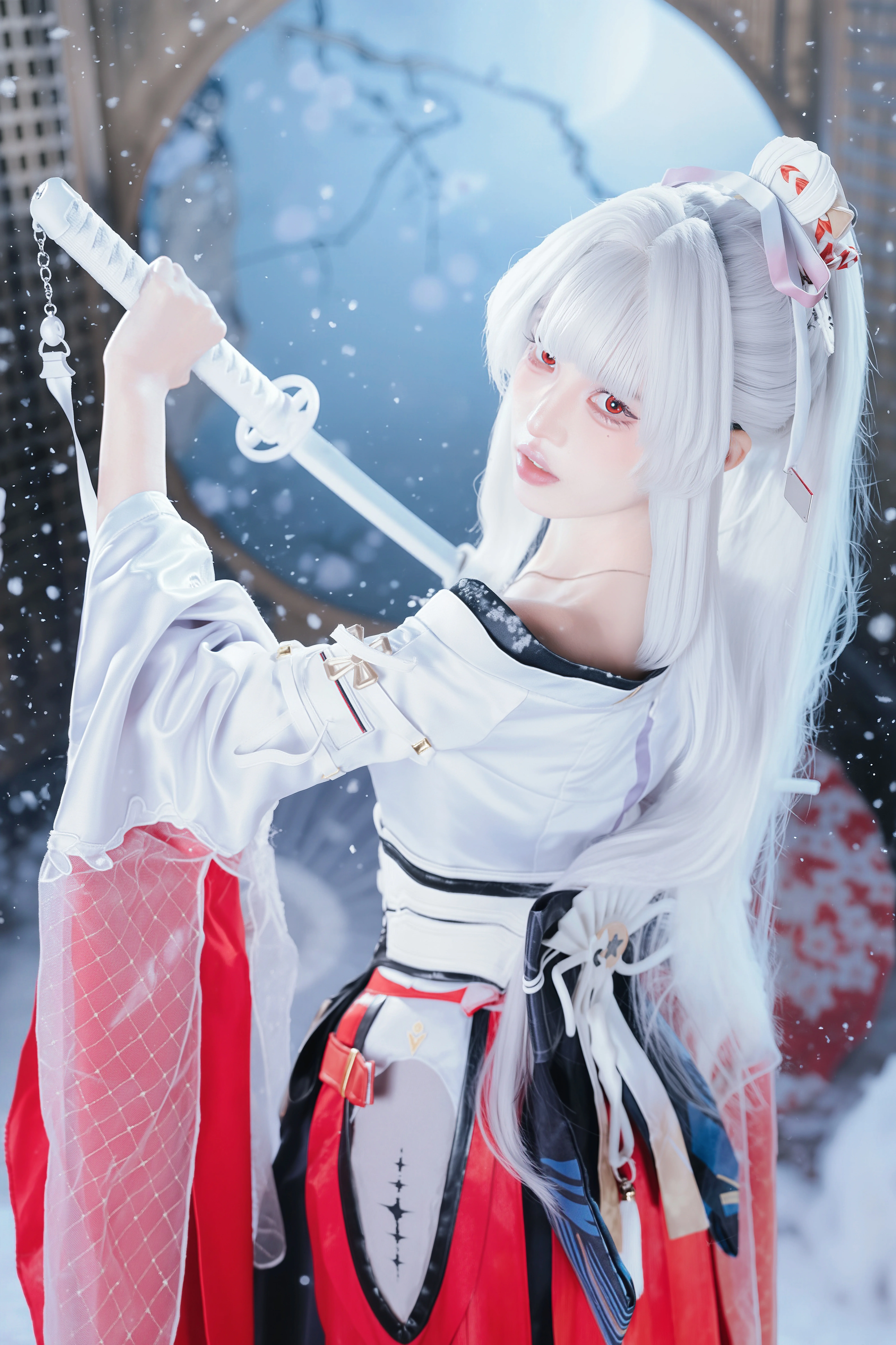 【绯雪cos】鸣潮中的冰雪之境，执刀而立 - 第 2 张