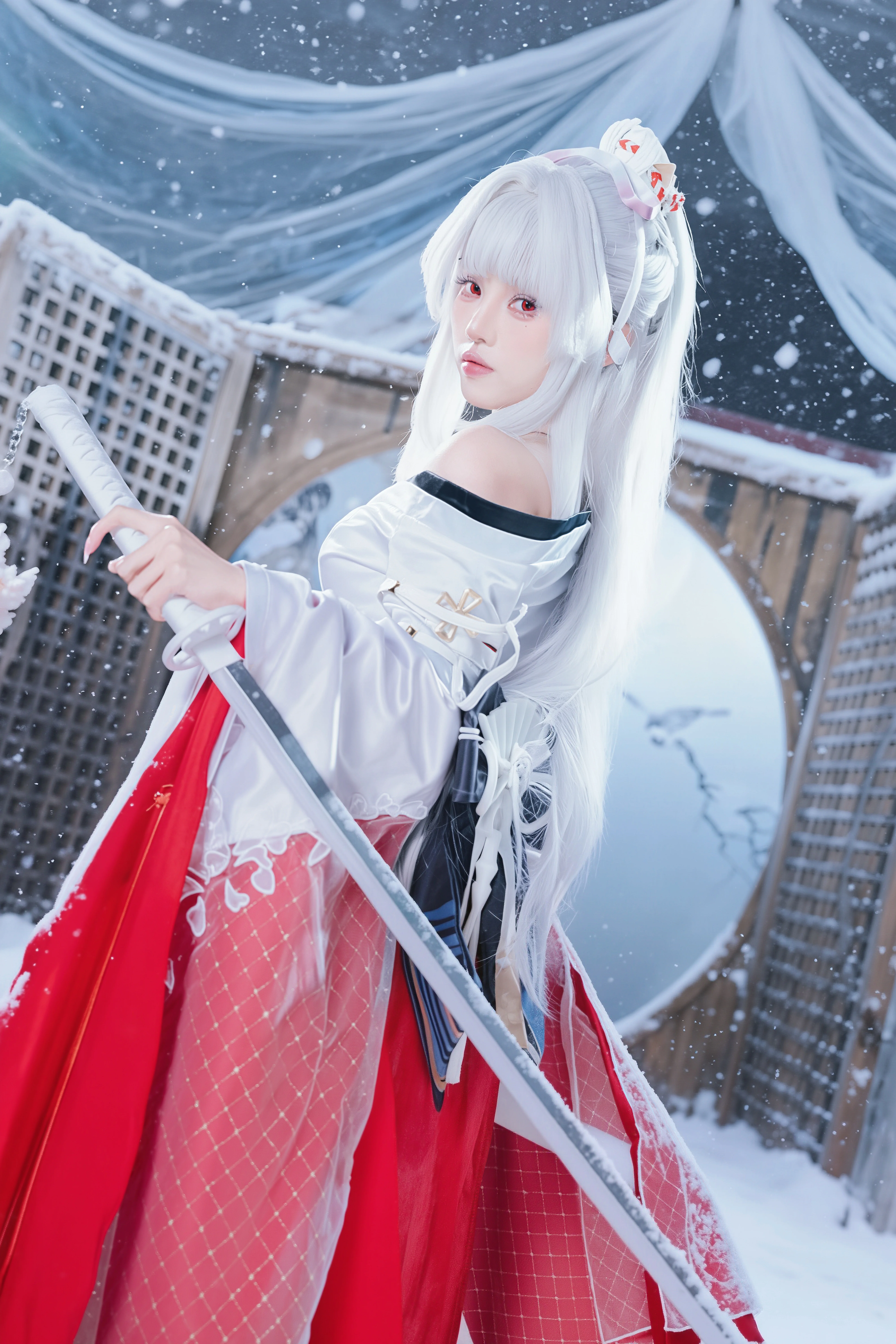 【绯雪cos】鸣潮中的冰雪之境，执刀而立 - 第 3 张