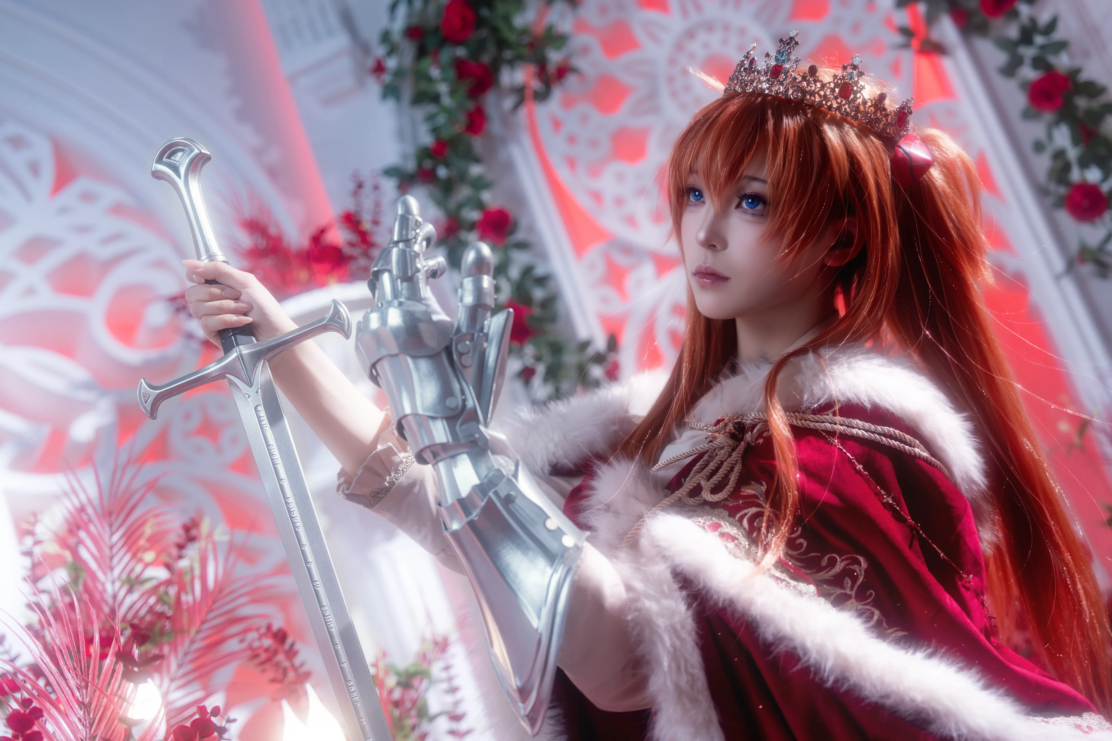 【明日香cos】少女暴君的红白王座，金属手甲与长剑的份量感 - 第 3 张