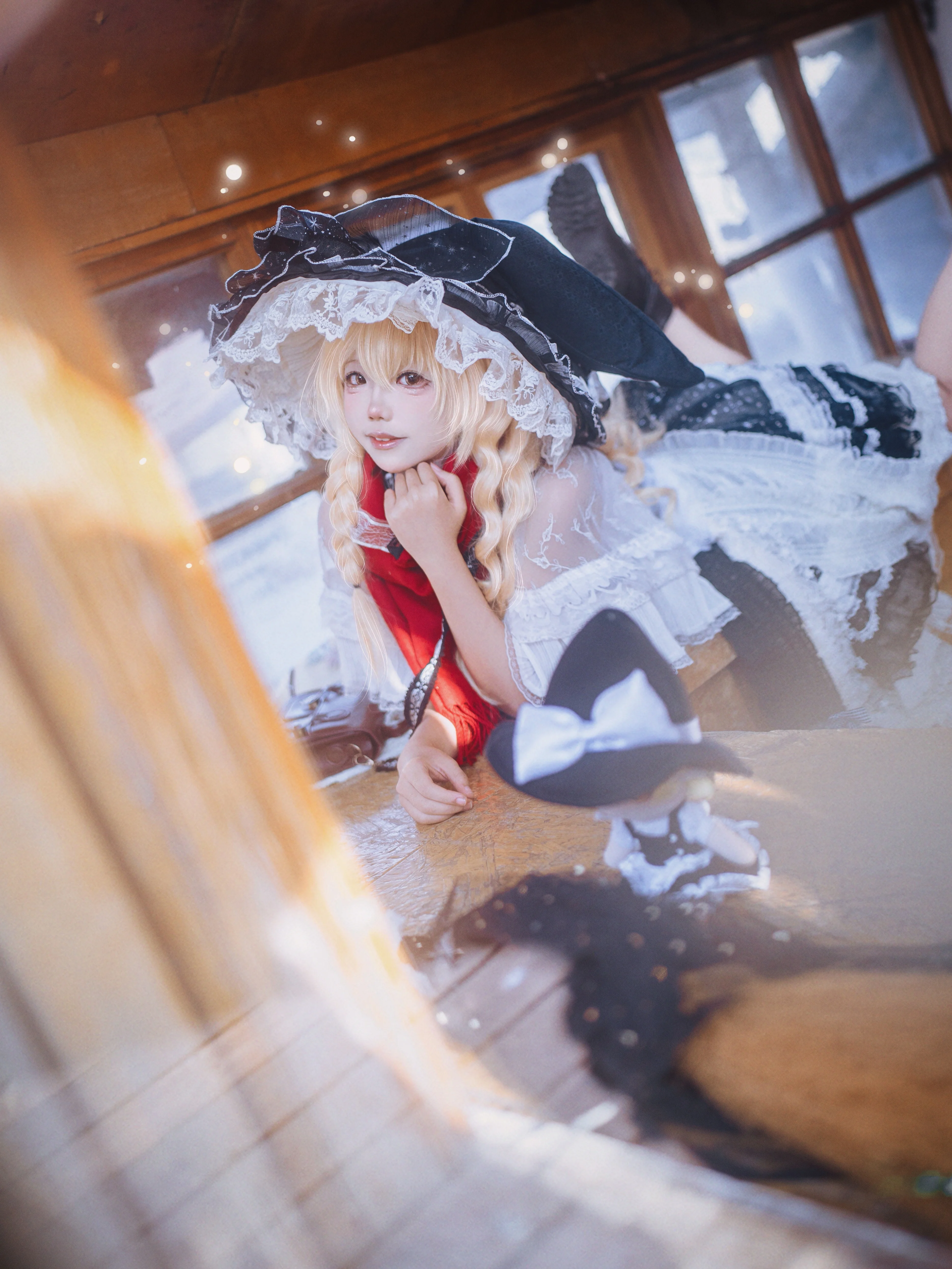 【雾雨魔理沙cos】木屋午后的光影记录，红围巾与黑帽的独特呼应
