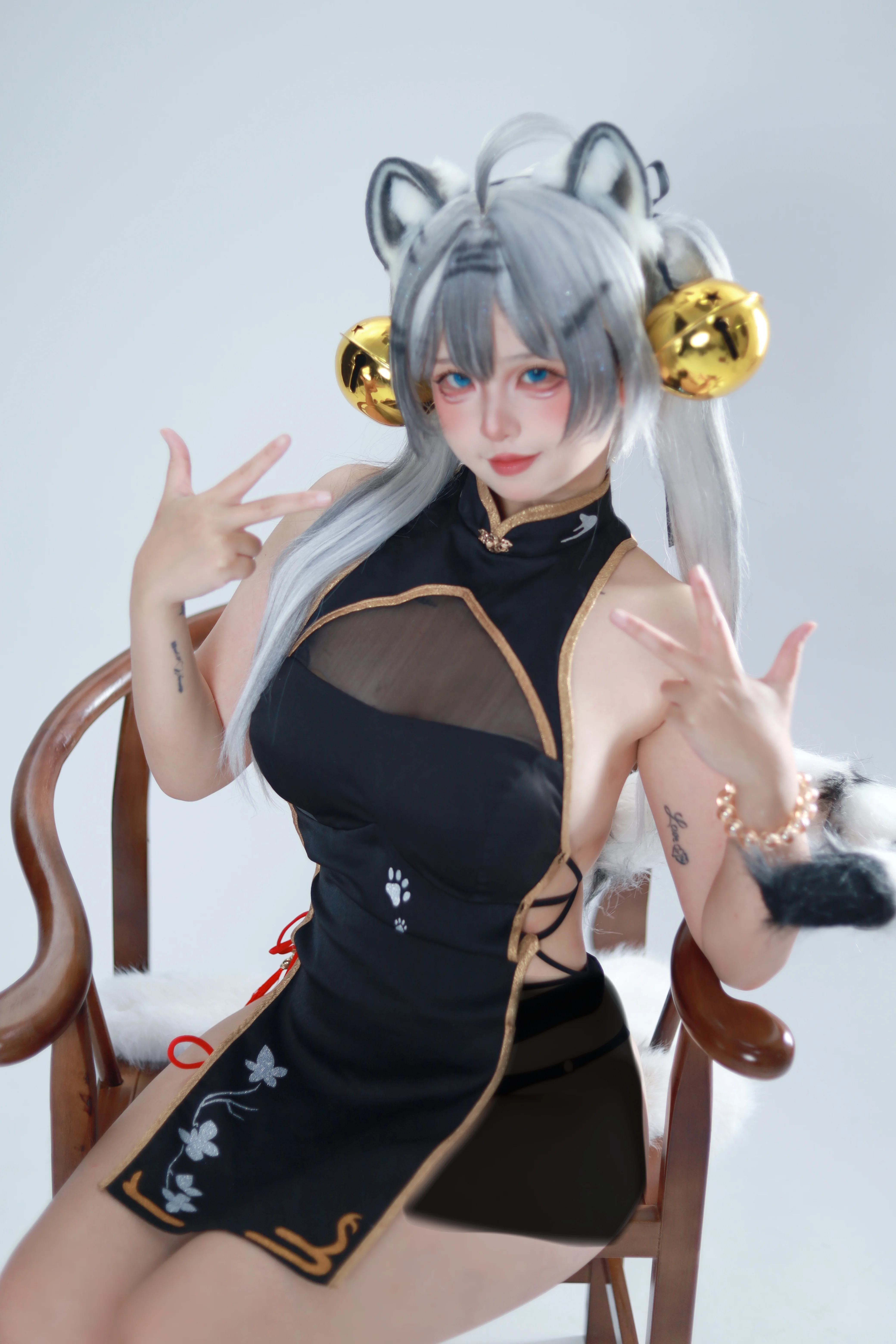 轻松绷住！黑旗袍白虎娘的兽耳铃铛妆造分享 - 第 3 张