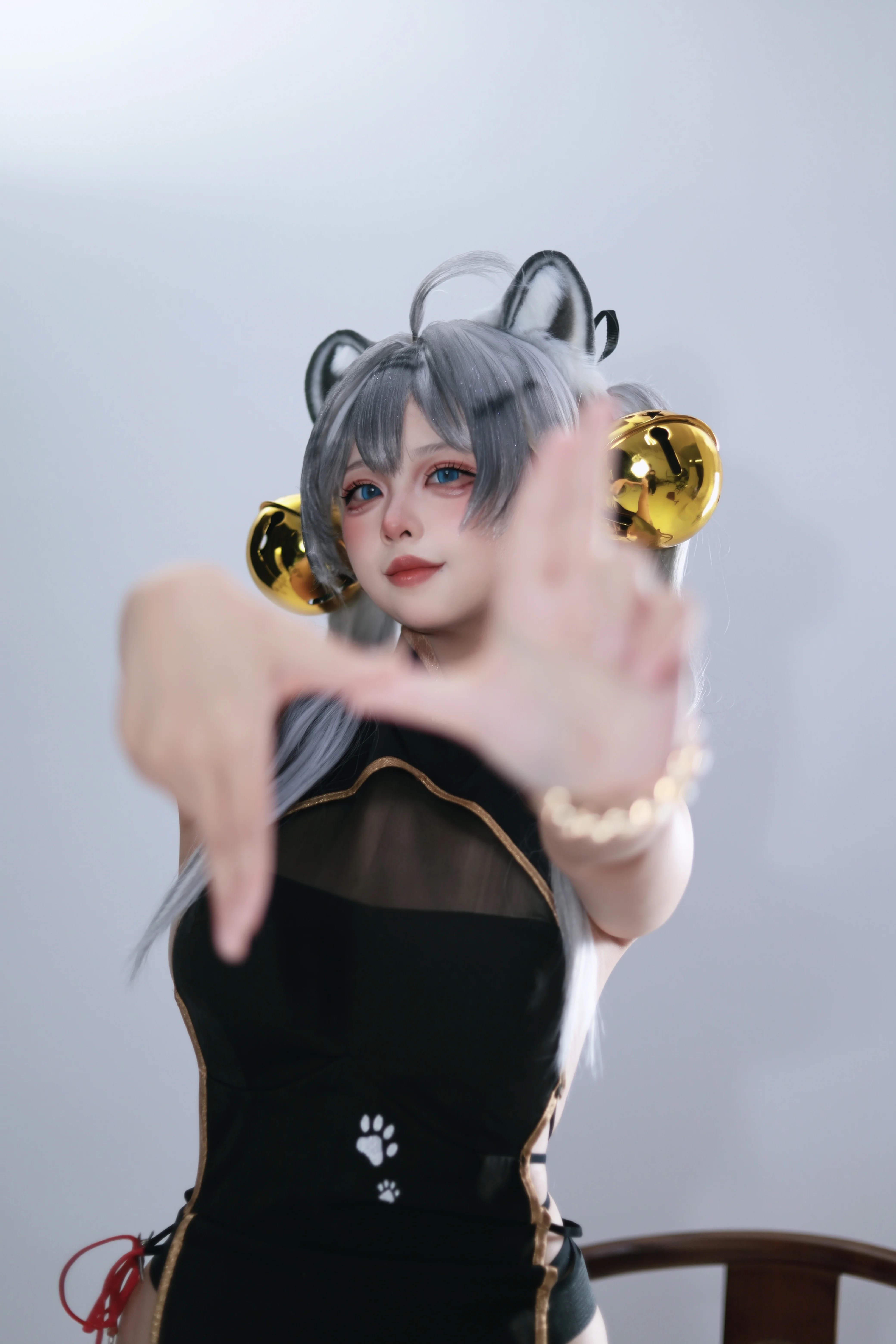 轻松绷住！黑旗袍白虎娘的兽耳铃铛妆造分享 - 第 4 张