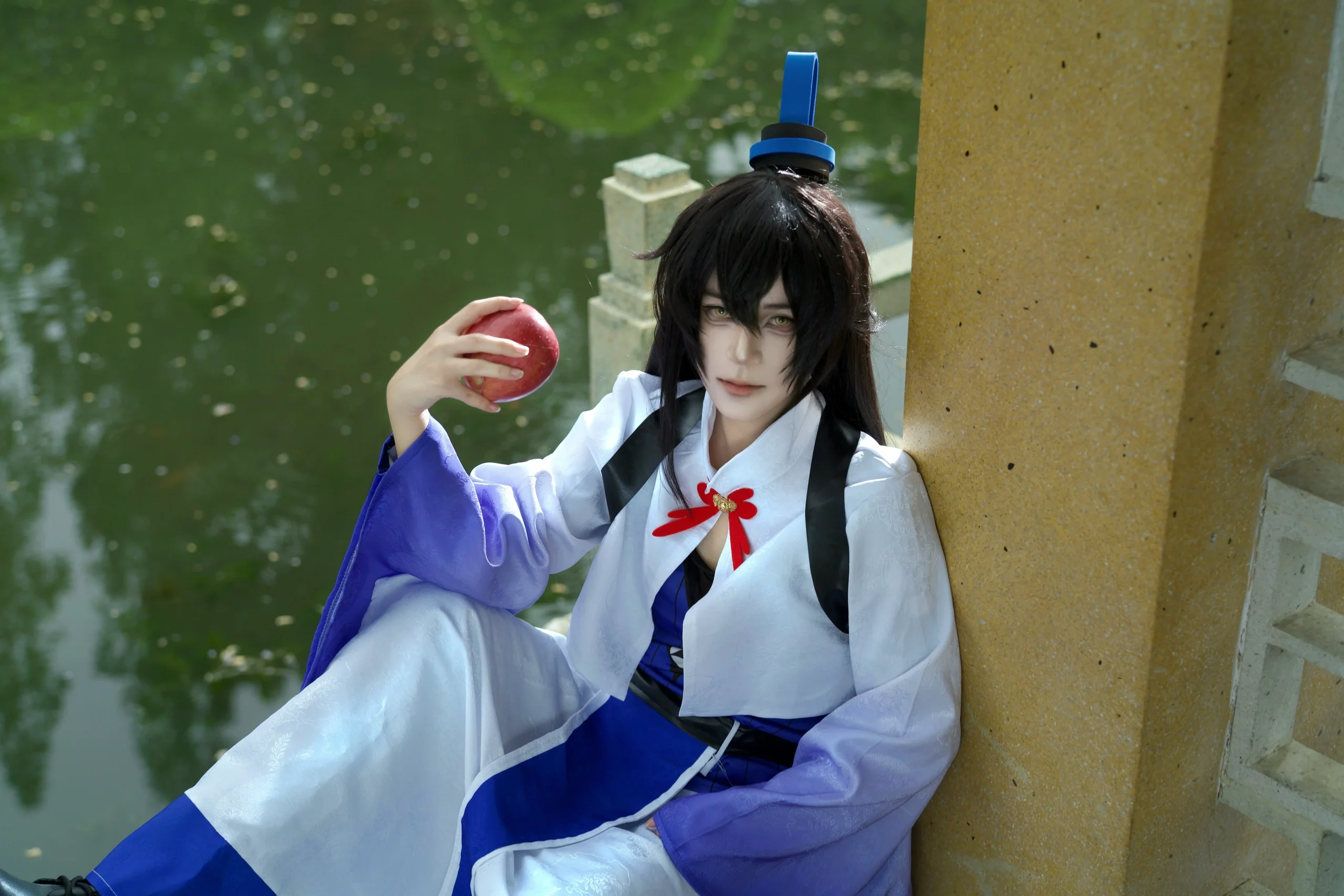 【東方繊雲コスプレ】逍遥津ロケ、クールな目線と赤いリンゴの絶妙な調和 - 4 枚目