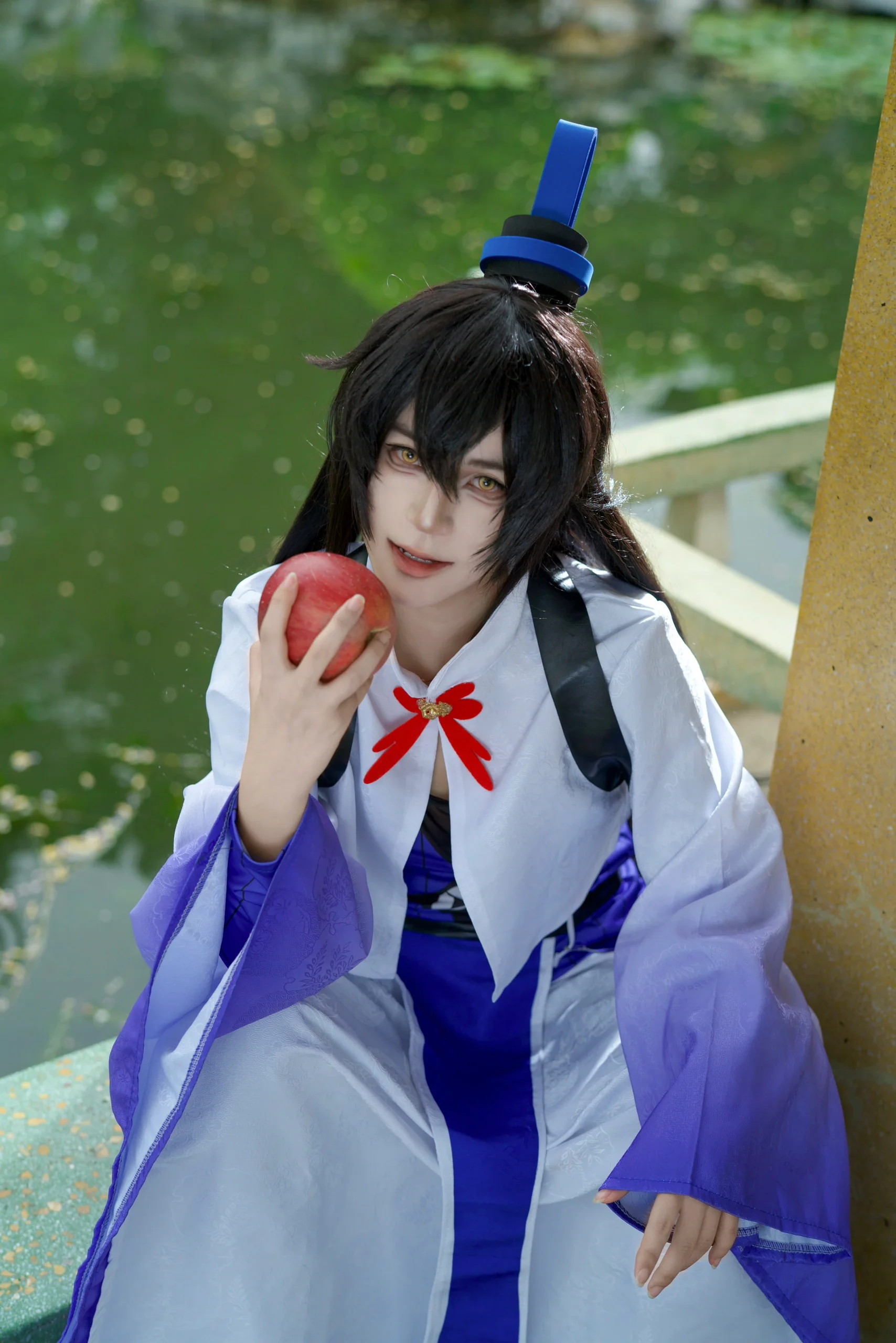 【東方繊雲コスプレ】逍遥津ロケ、クールな目線と赤いリンゴの絶妙な調和 - 5 枚目