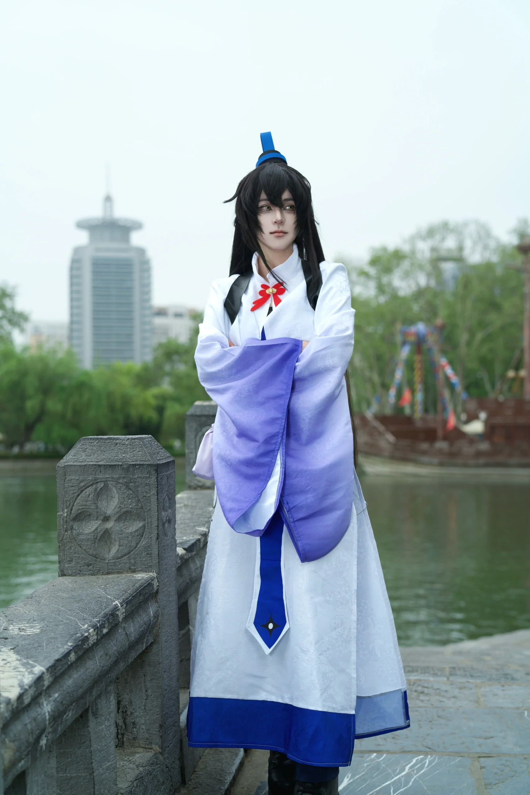 【東方繊雲コスプレ】逍遥津ロケ、クールな目線と赤いリンゴの絶妙な調和 - 6 枚目