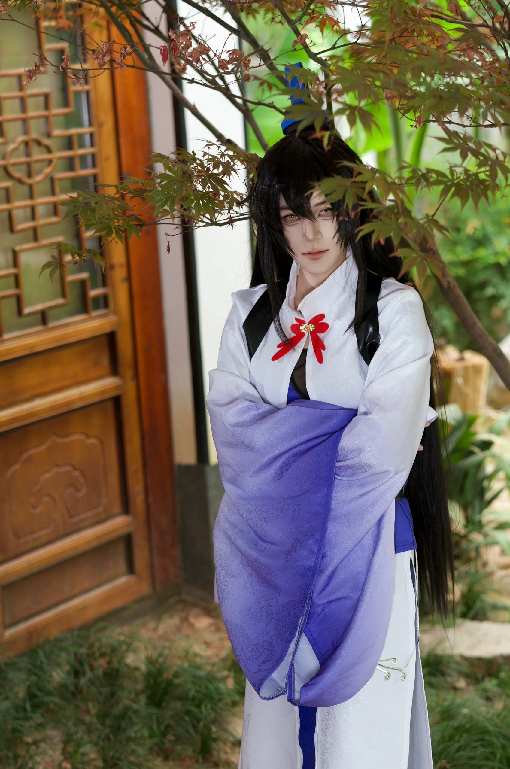 【東方繊雲コスプレ】逍遥津ロケ、クールな目線と赤いリンゴの絶妙な調和 - 8 枚目