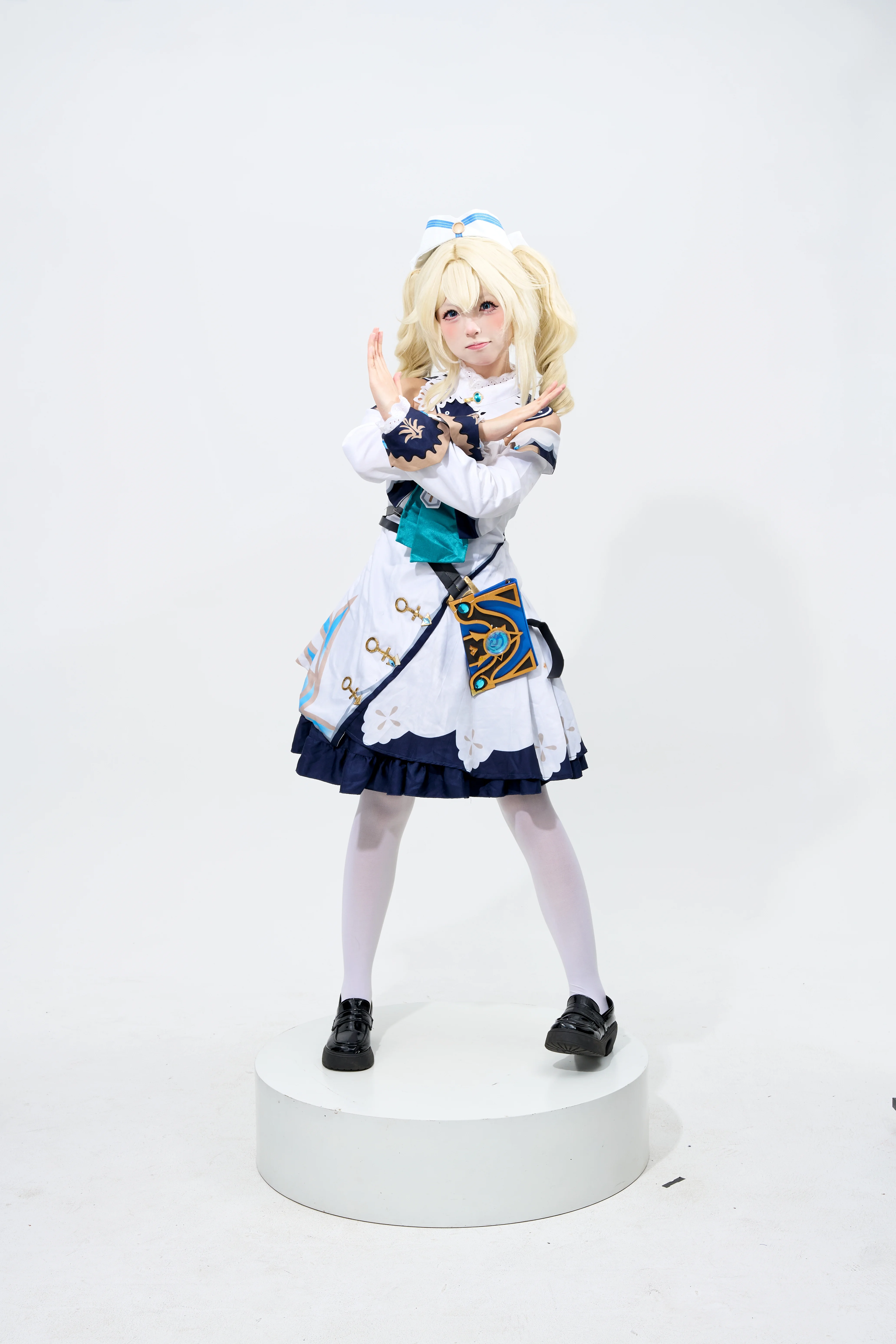 【芭芭拉cos】原神角色实拍，白棚里的平衡挑战 - 第 4 张