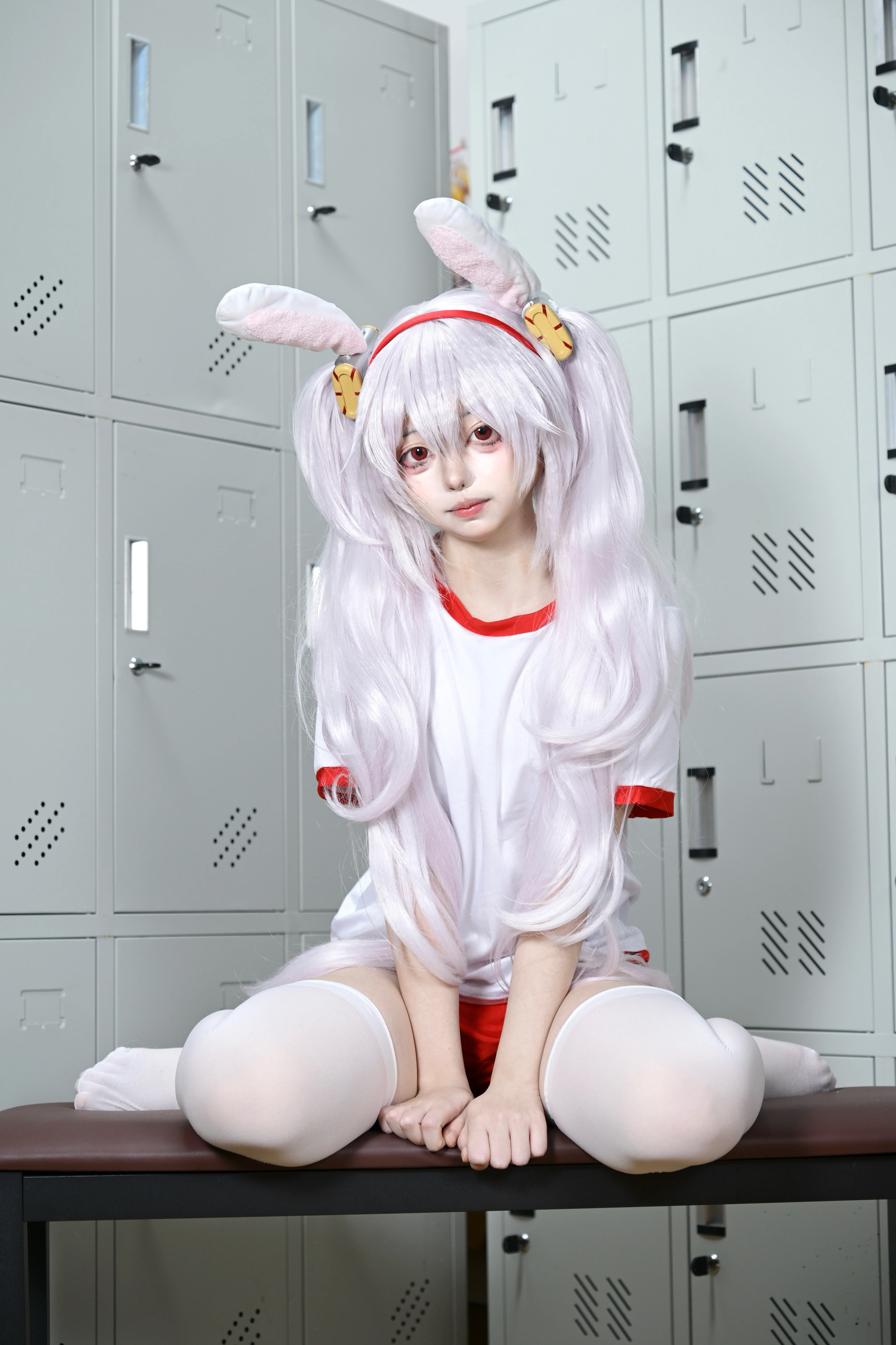 【拉菲cos】白鹰体操服的慵懒日常，教室里的白丝小兔 - 第 1 张