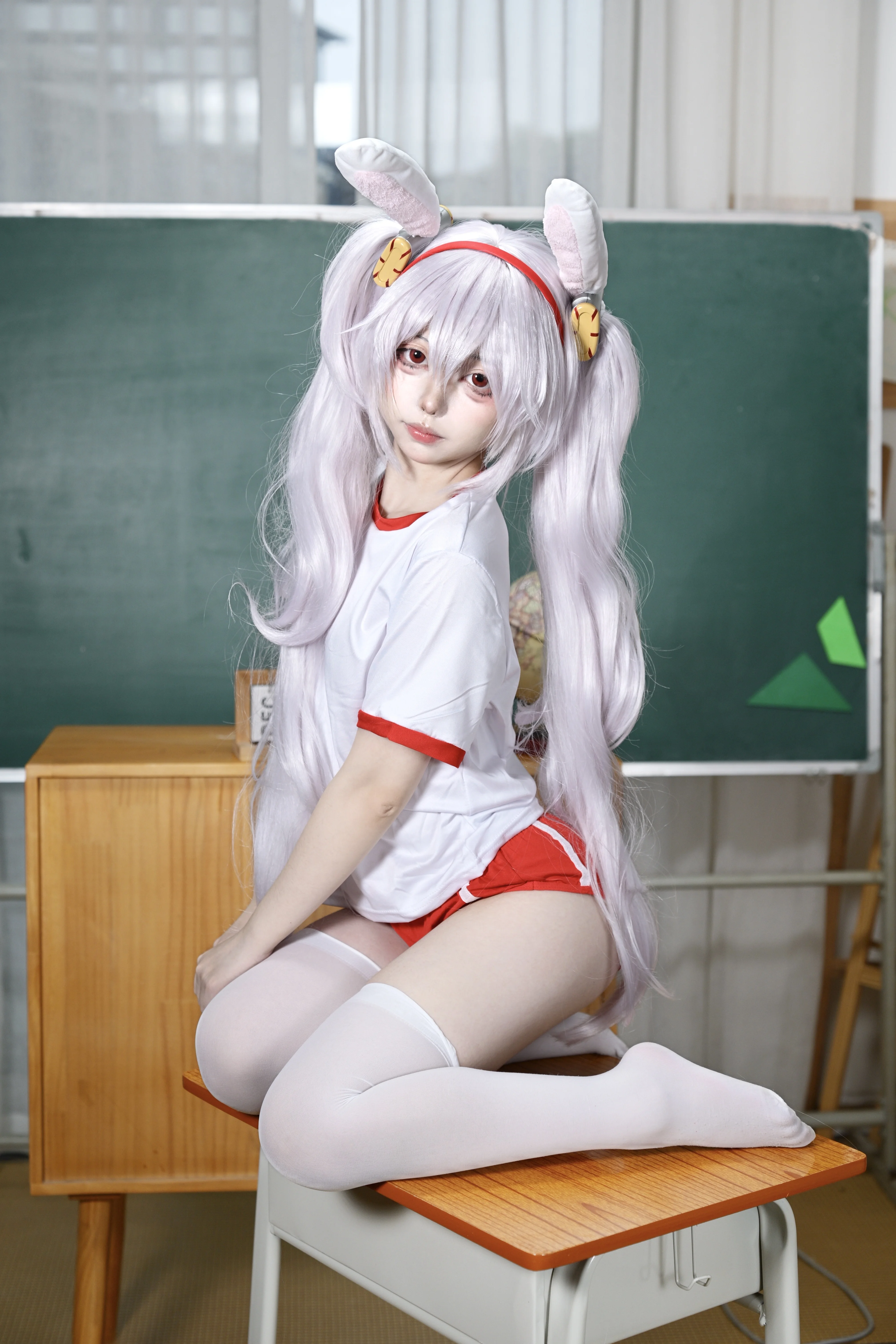 【拉菲cos】白鹰体操服的慵懒日常，教室里的白丝小兔 - 第 2 张