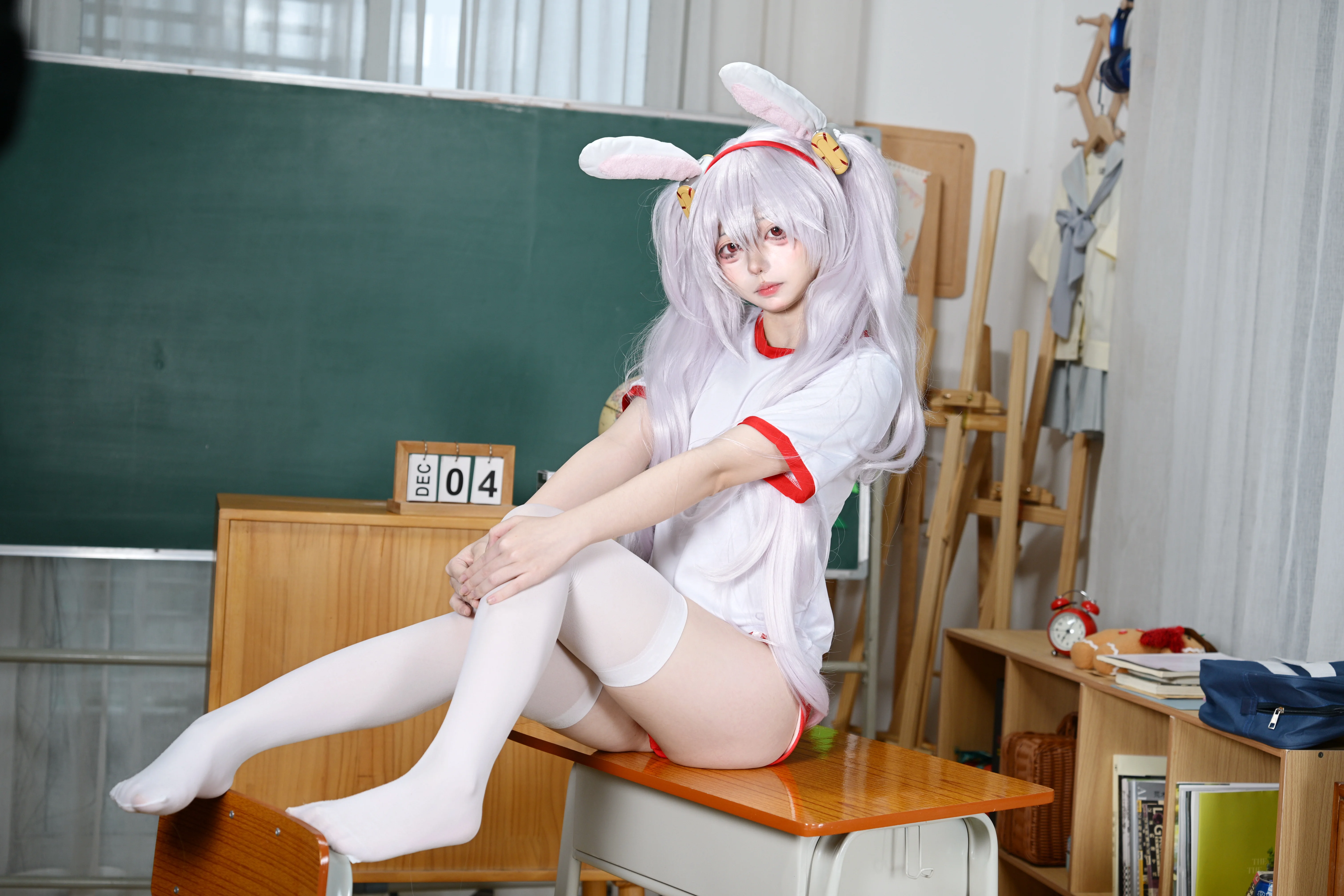 【拉菲cos】白鹰体操服的慵懒日常，教室里的白丝小兔 - 第 4 张