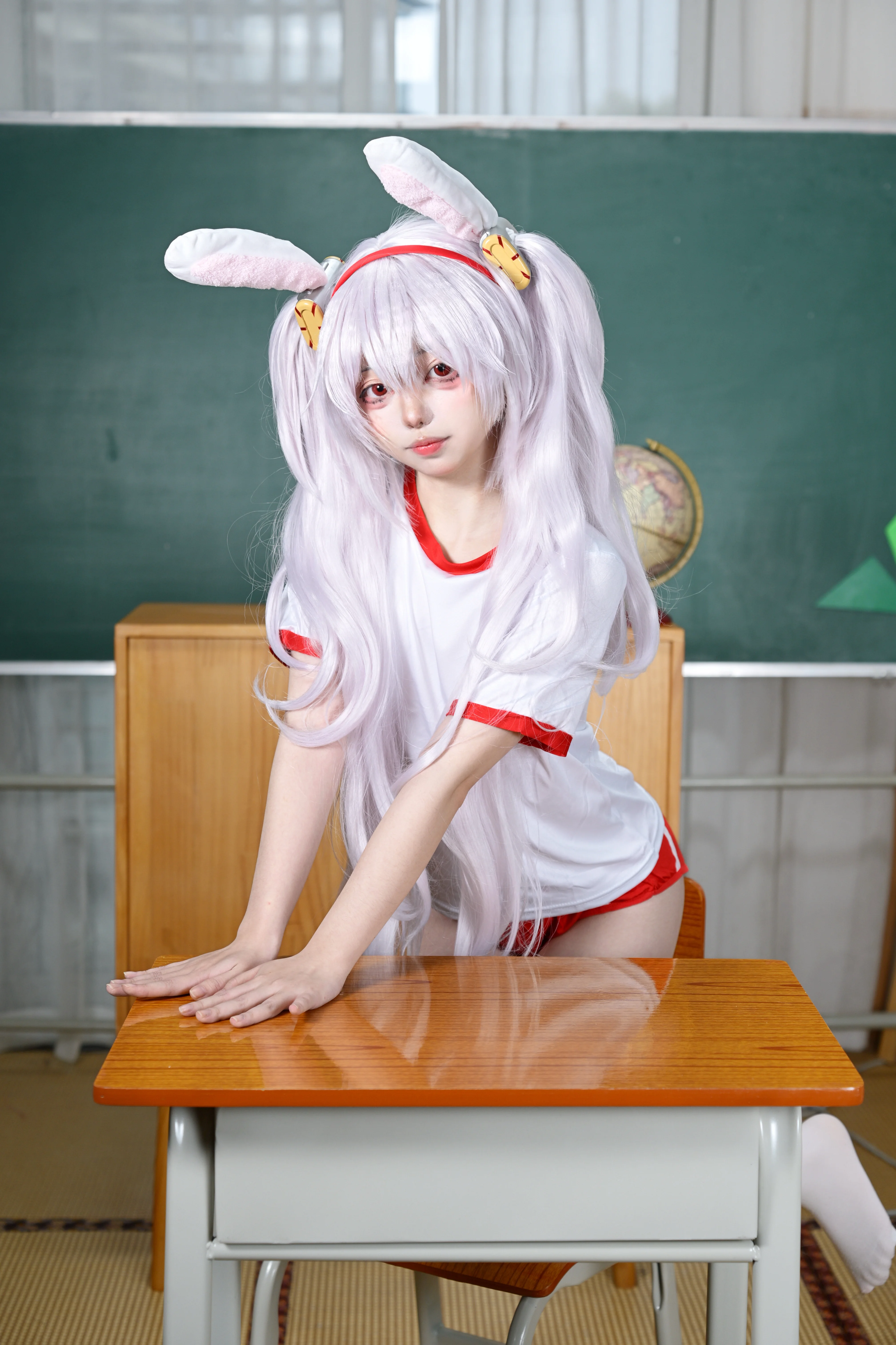 【拉菲cos】白鹰体操服的慵懒日常，教室里的白丝小兔 - 第 6 张